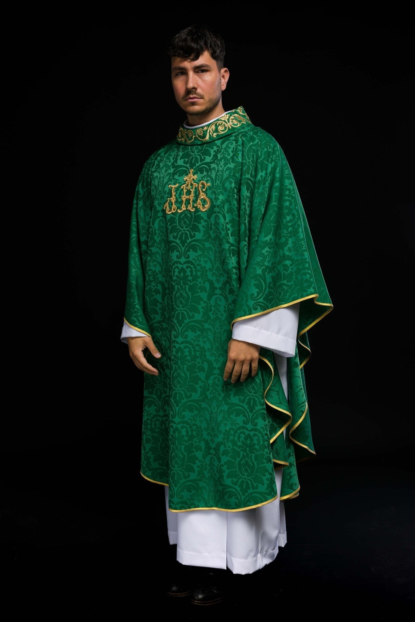 Green chasuble with IHS motif and richly embroidered collar on decorative fabric LE/7157/01 - HAFTINAUSA.COM