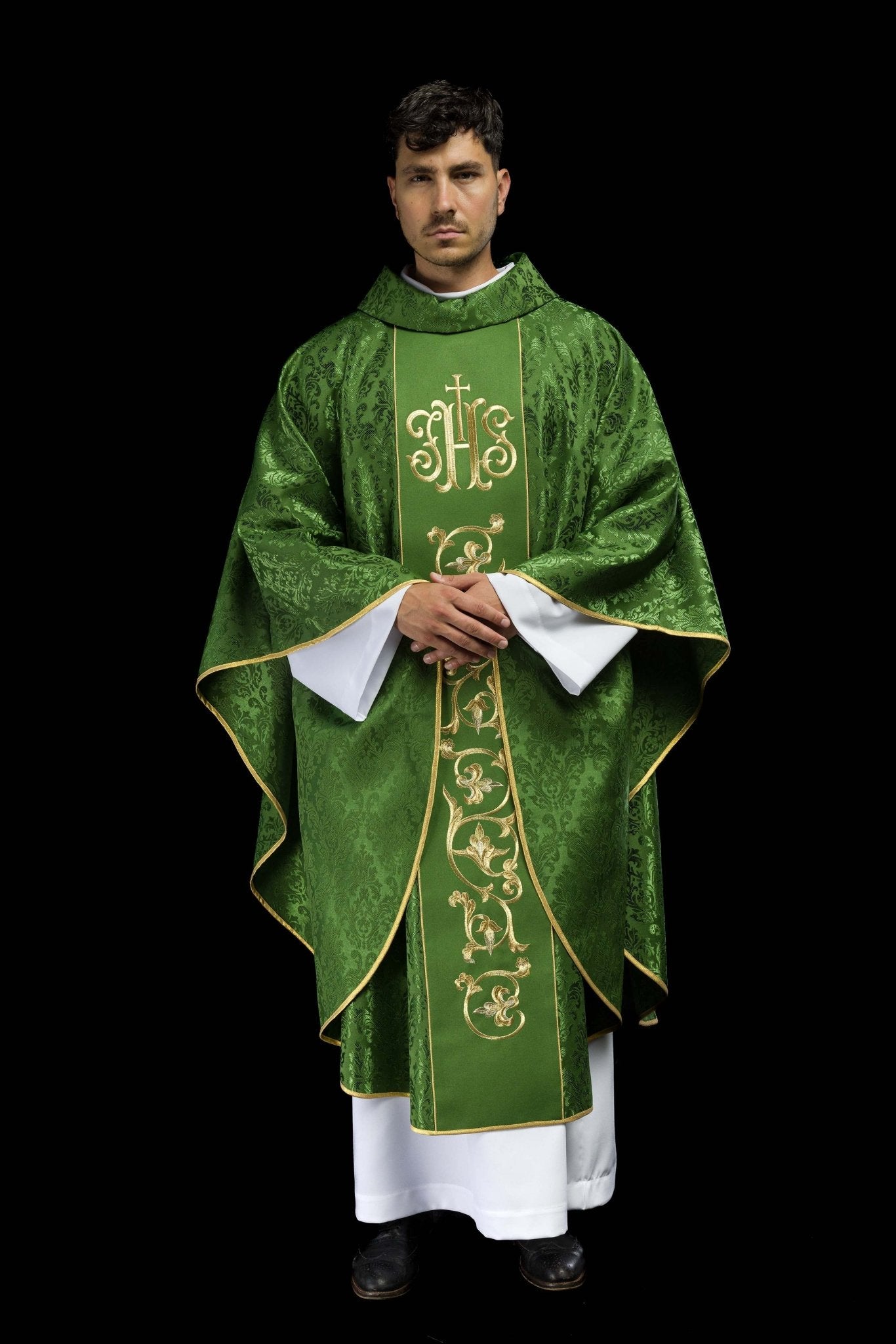 Green chasuble with JHS motif made of decorative texture S-7059-01-67 - CHASUBLES.COM