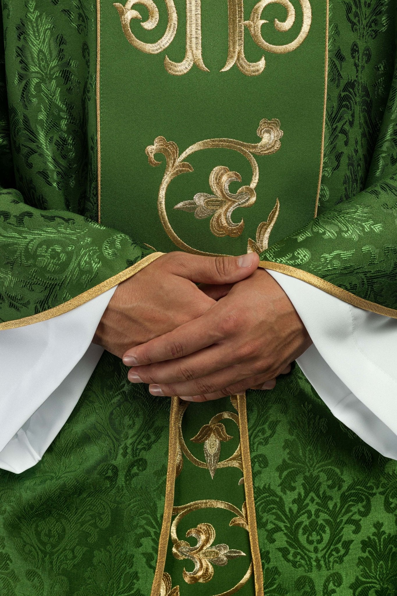 Green chasuble with JHS motif made of decorative texture S-7059-01-67 - CHASUBLES.COM
