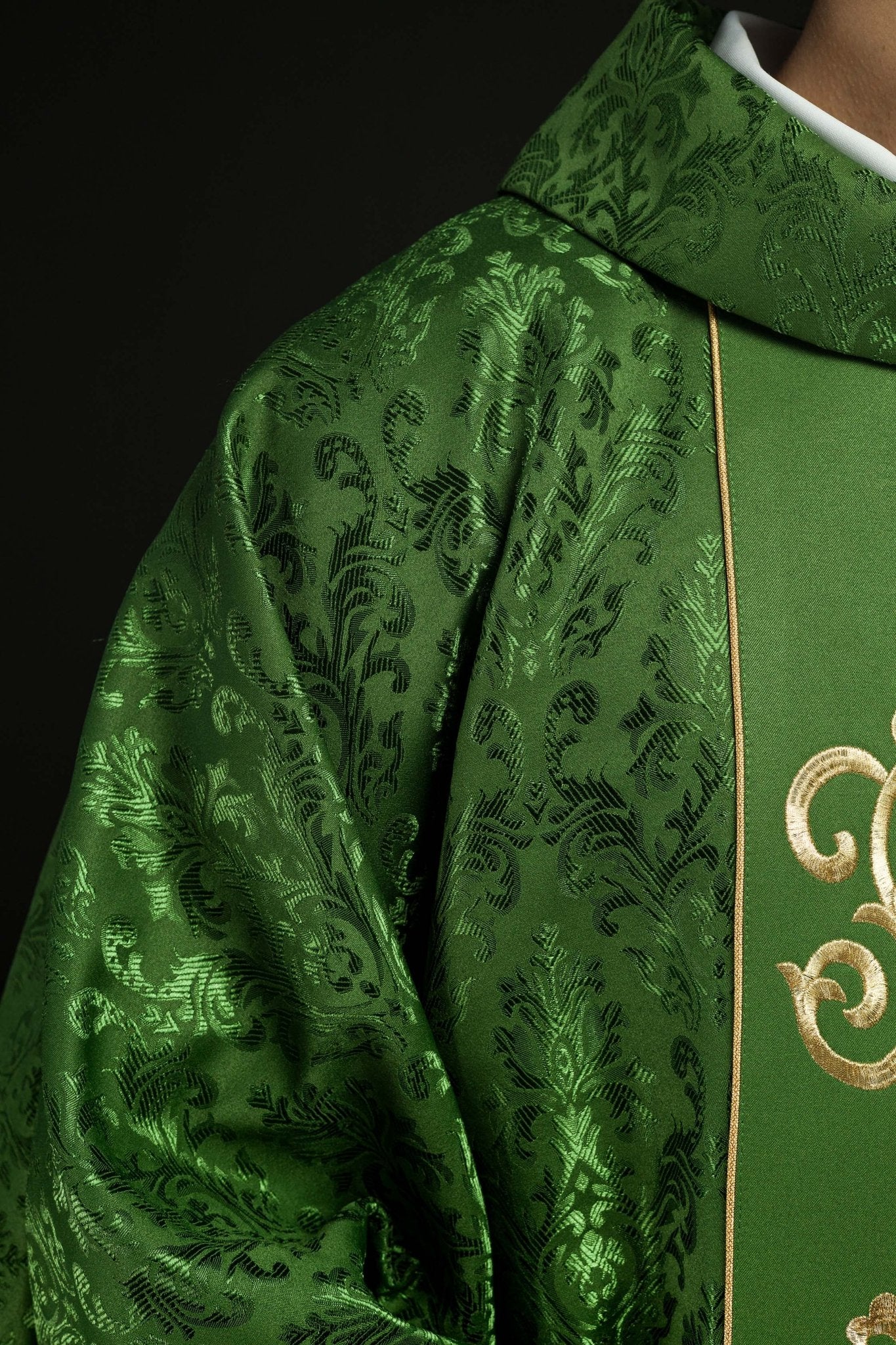 Green chasuble with JHS motif made of decorative texture S-7059-01-67 - CHASUBLES.COM