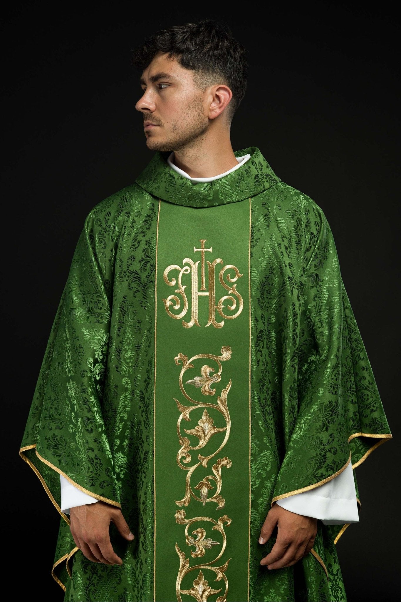 Green chasuble with JHS motif made of decorative texture S-7059-01-67 - CHASUBLES.COM