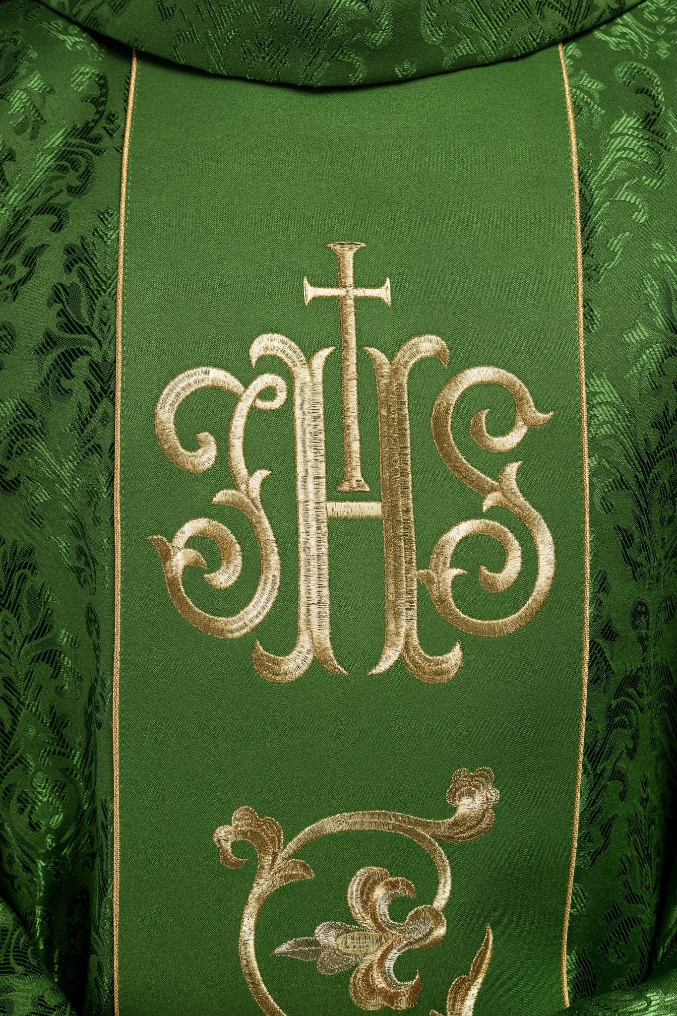 Green chasuble with JHS motif made of decorative texture S-7059-01-67 - CHASUBLES.COM