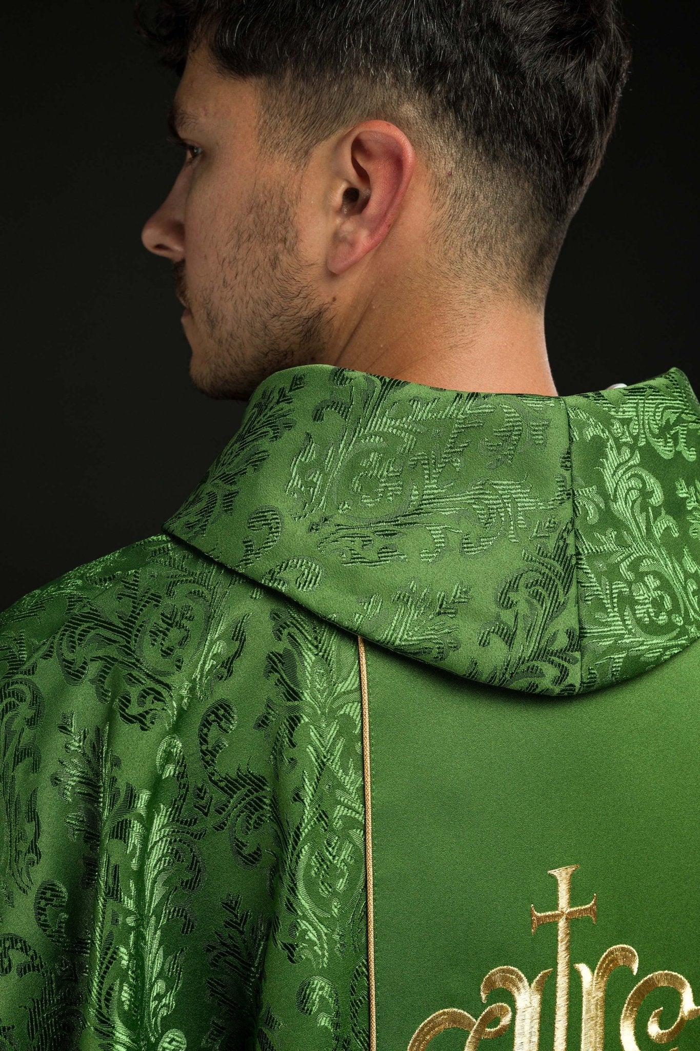 Green chasuble with JHS motif made of decorative texture S-7059-01-67 - CHASUBLES.COM