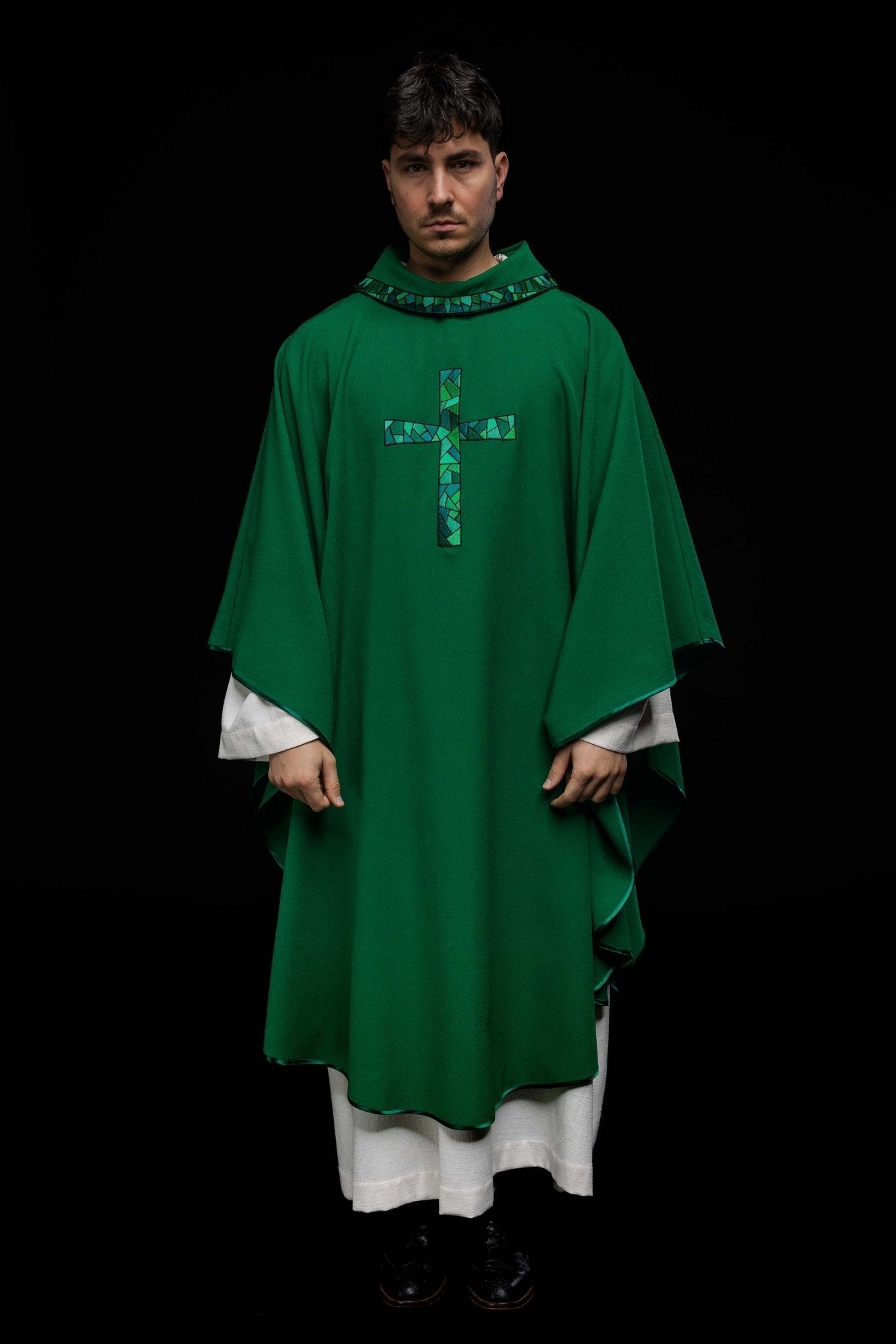 Green chasuble with simple embroidery KOR/257/01/62 - HAFTINAUSA.COM