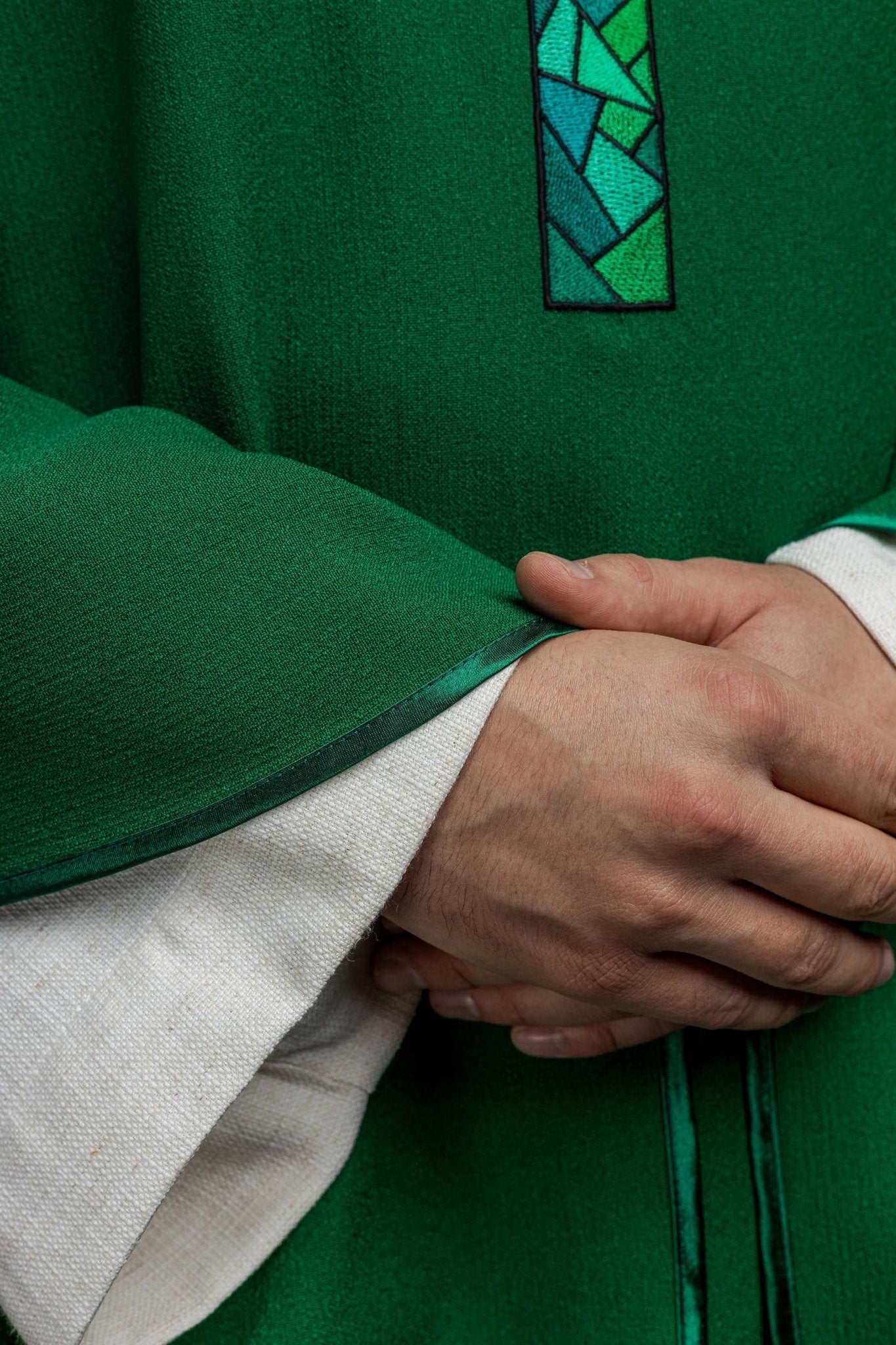 Green chasuble with simple embroidery KOR/257/01/62 - HAFTINAUSA.COM