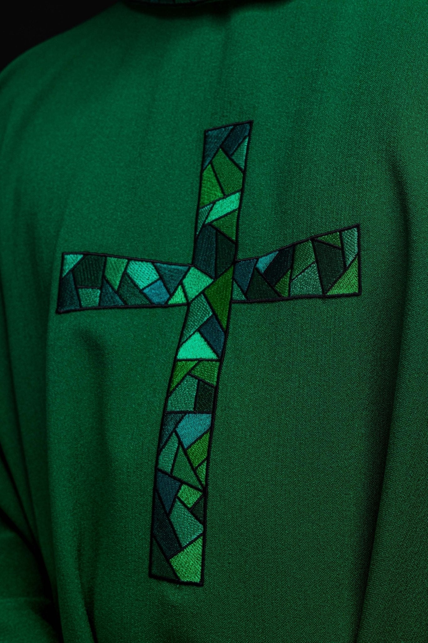 Green chasuble with simple embroidery KOR/257/01/62 - HAFTINAUSA.COM
