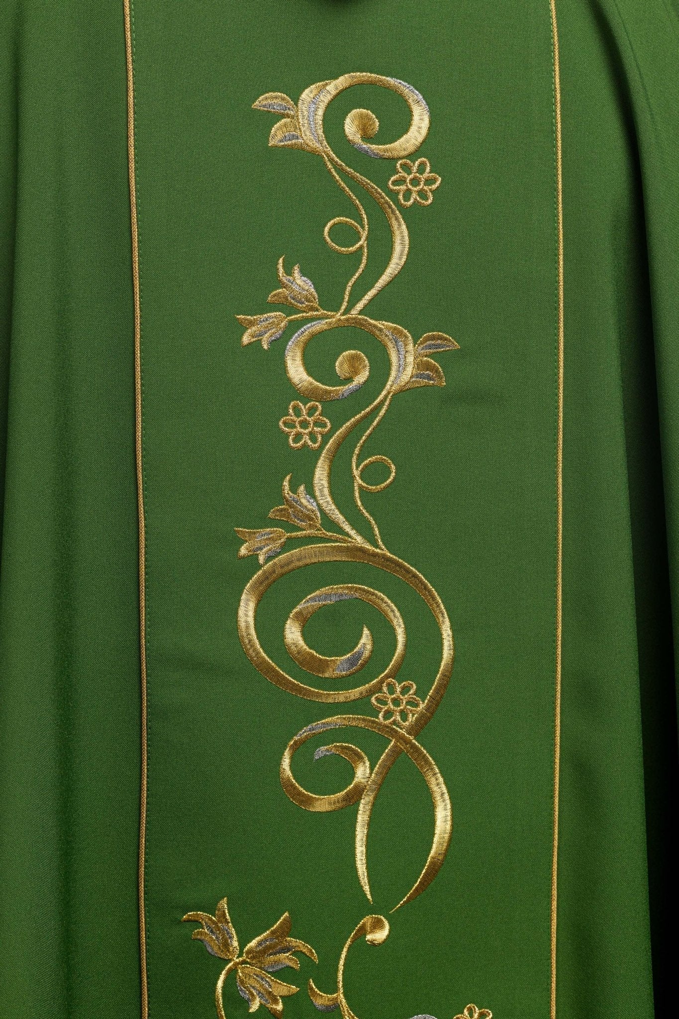 Green chasuble with the symbol of IHS KOR/031/01/01 ZIELONY - HAFTINAUSA.COM