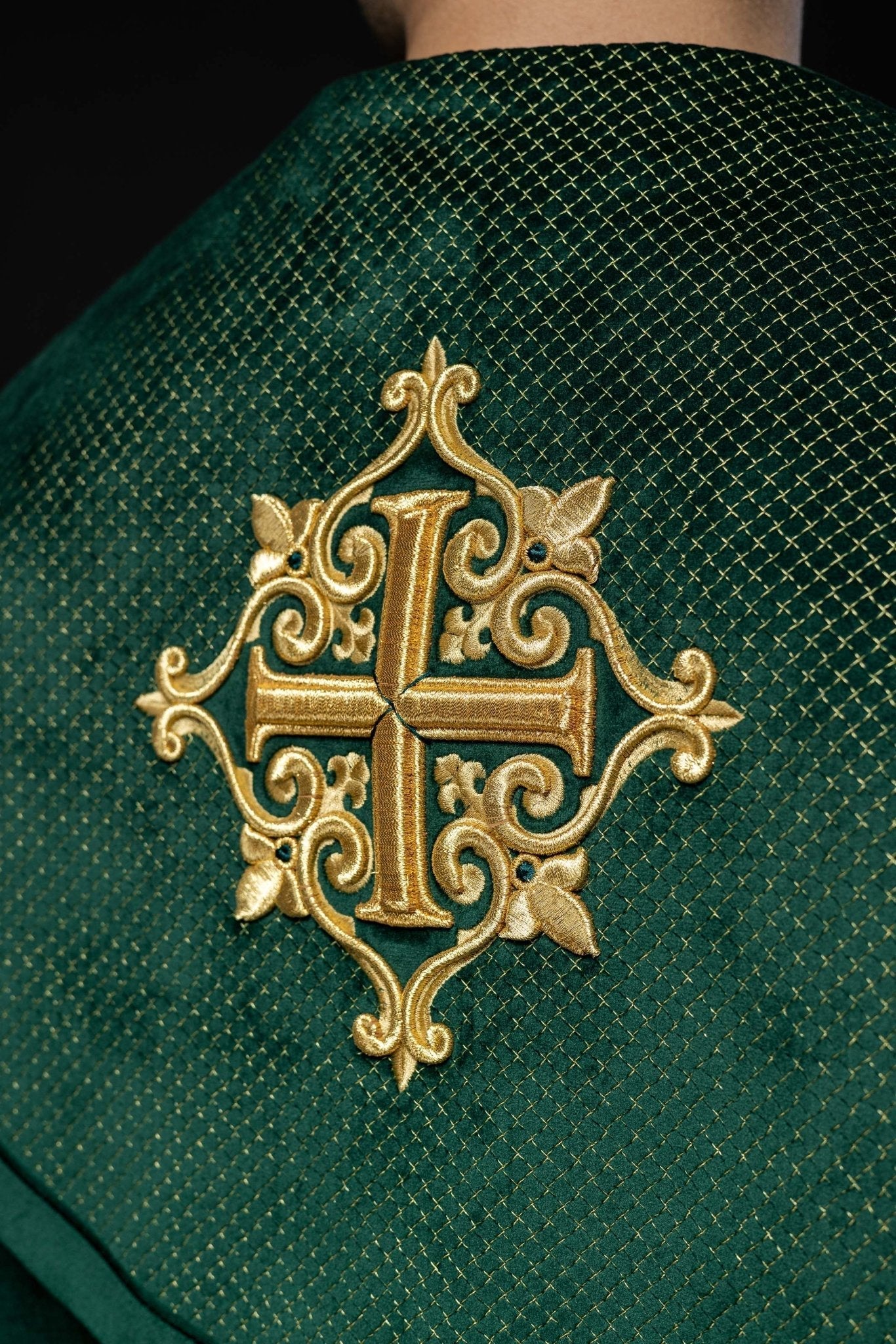 Green cope with a velvet sash and cross embroidery LE/3029/01 145 cm - HAFTINAUSA.COM