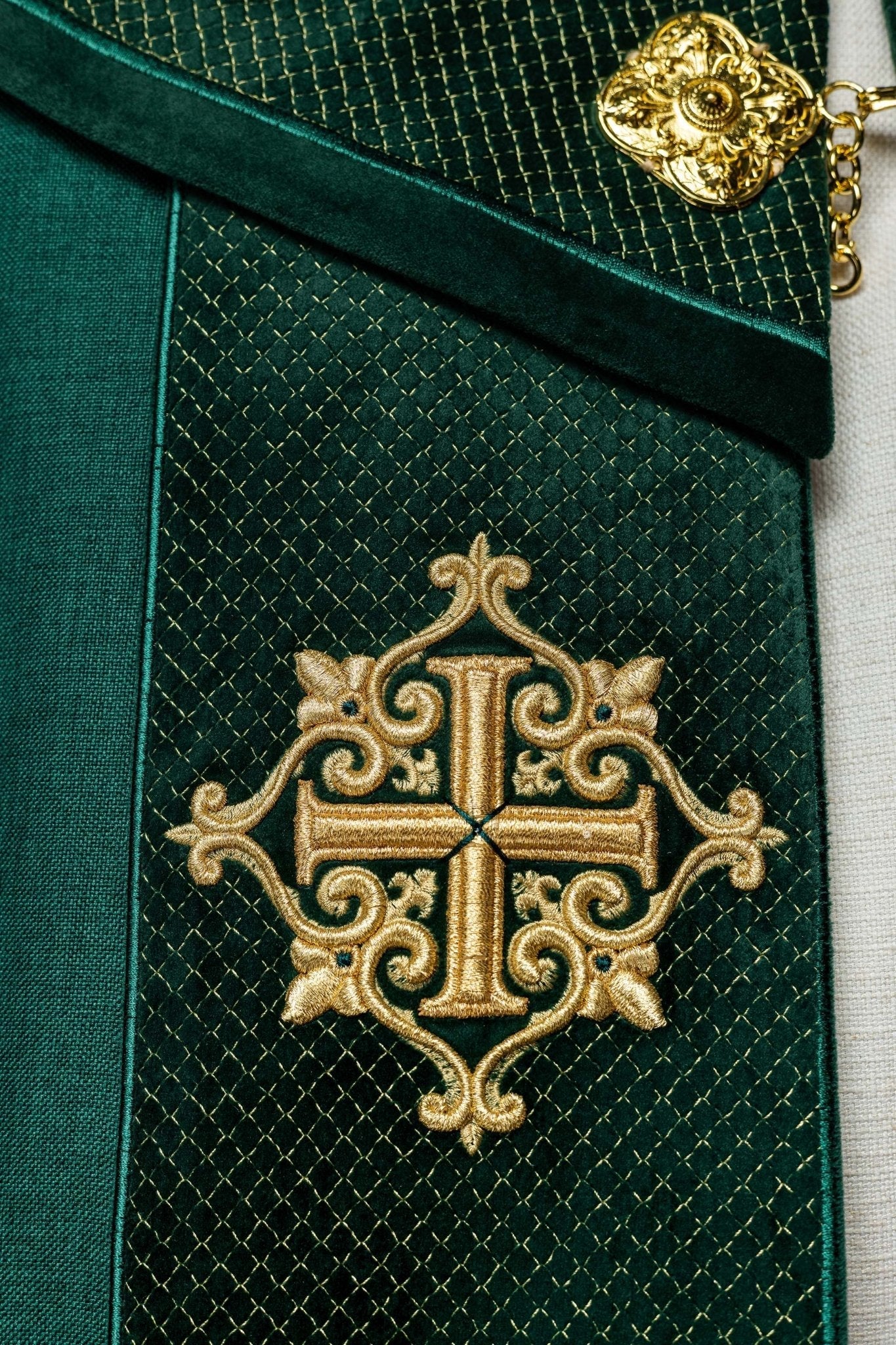 Green cope with a velvet sash and cross embroidery LE/3029/01 145 cm - HAFTINAUSA.COM