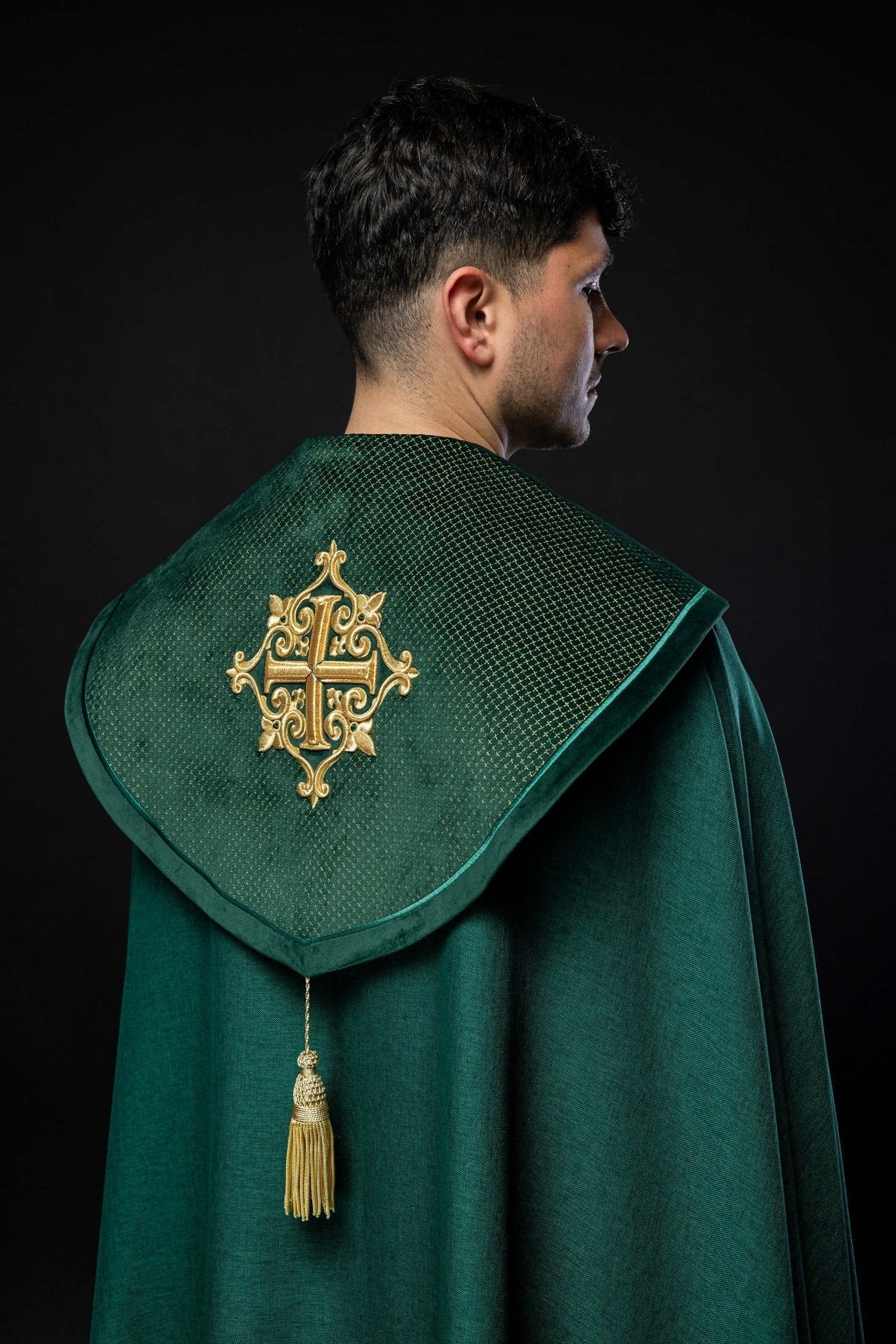 Green cope with a velvet sash and cross embroidery LE/3029/01 145 cm - HAFTINAUSA.COM