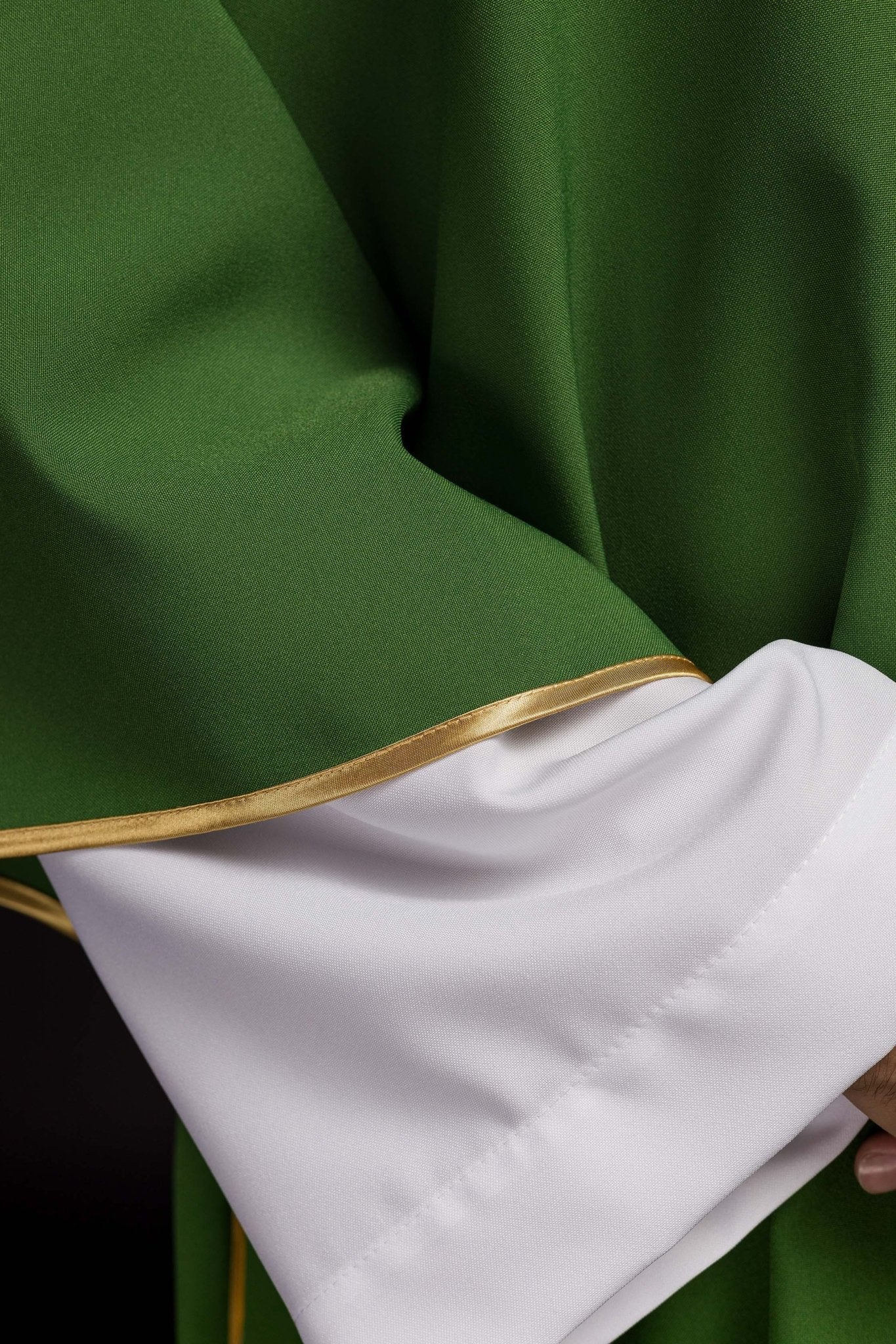 Green dalmatic with an embroidered golden cross KDL/037/01/12/D - HAFTINAUSA.COM