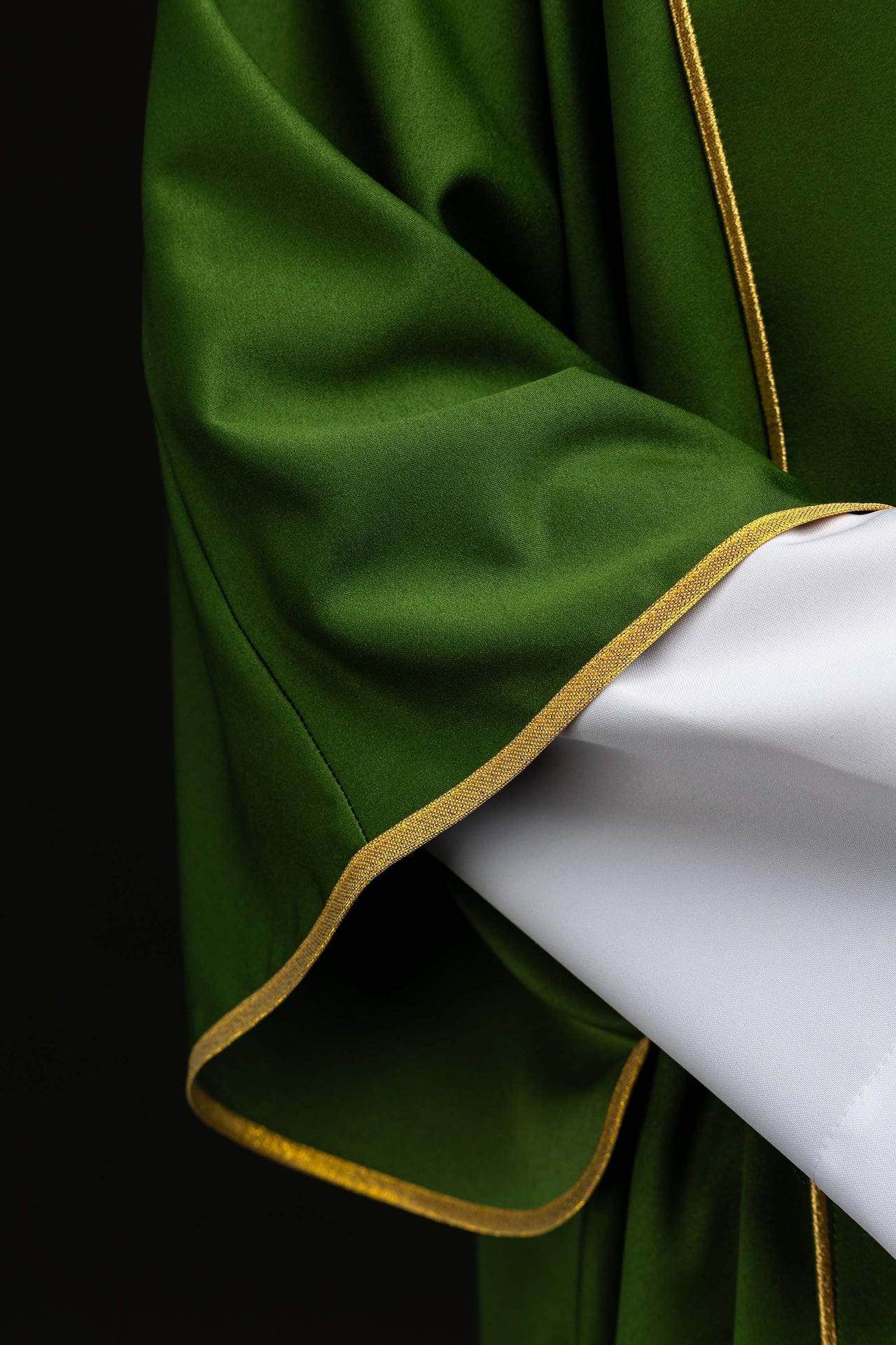 Green dalmatic with bands and embroidered gold crosses KDL/285/01/53/B - CHASUBLES.COM