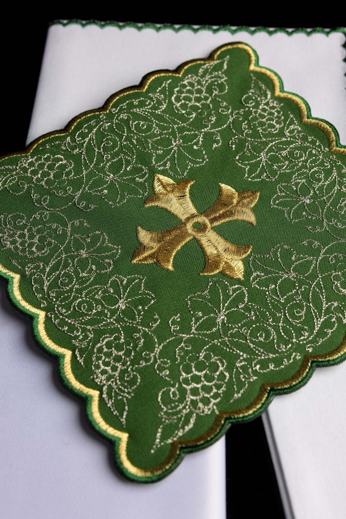 Green embroidered chalice linens set with cross motif KDT/5028/01 ZIELONY - CHASUBLES.COM