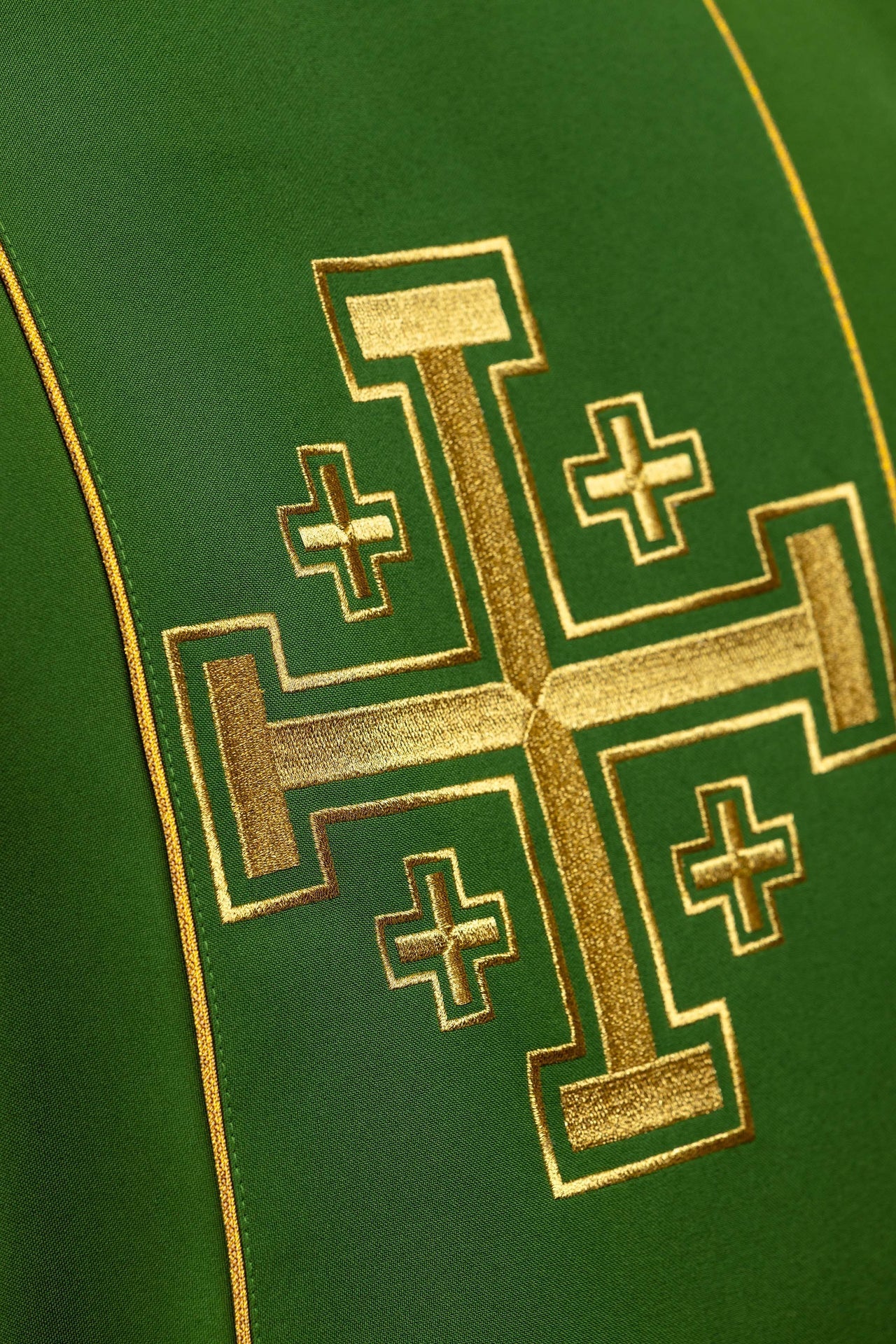 Green embroidered chasuble with band and Jerusalem crosses KDT/7046/01/01 - CHASUBLES.COM