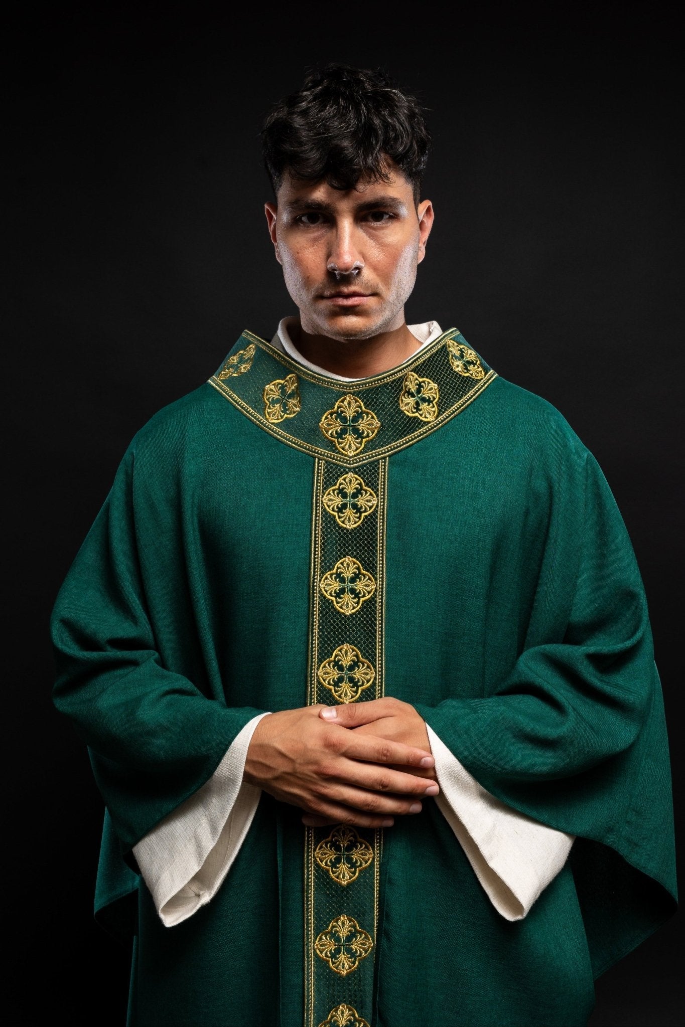 Green gothic chasuble with classic narrow orphrey S - 7069 - 01 - 70 - HAFTINAUSA.COM