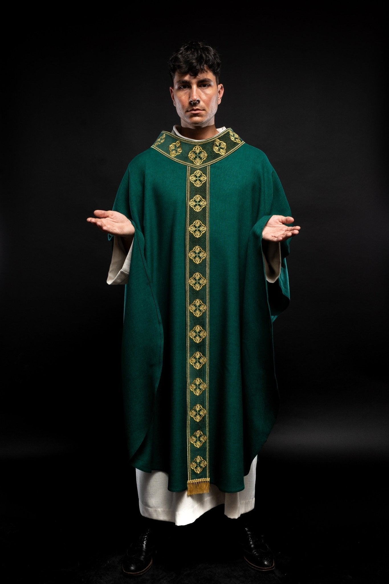 Green gothic chasuble with classic narrow orphrey S - 7069 - 01 - 70 - HAFTINAUSA.COM