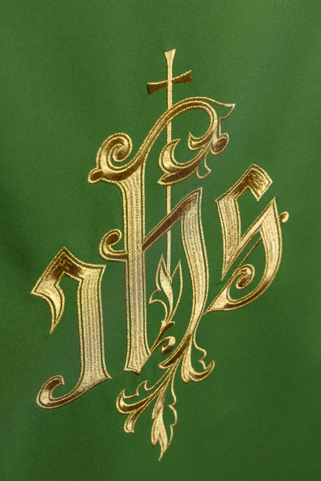 Green lectern cover embroidered with IHS symbol KMO/013/01/01 ZIELONY 55*250 - CHASUBLES.COM