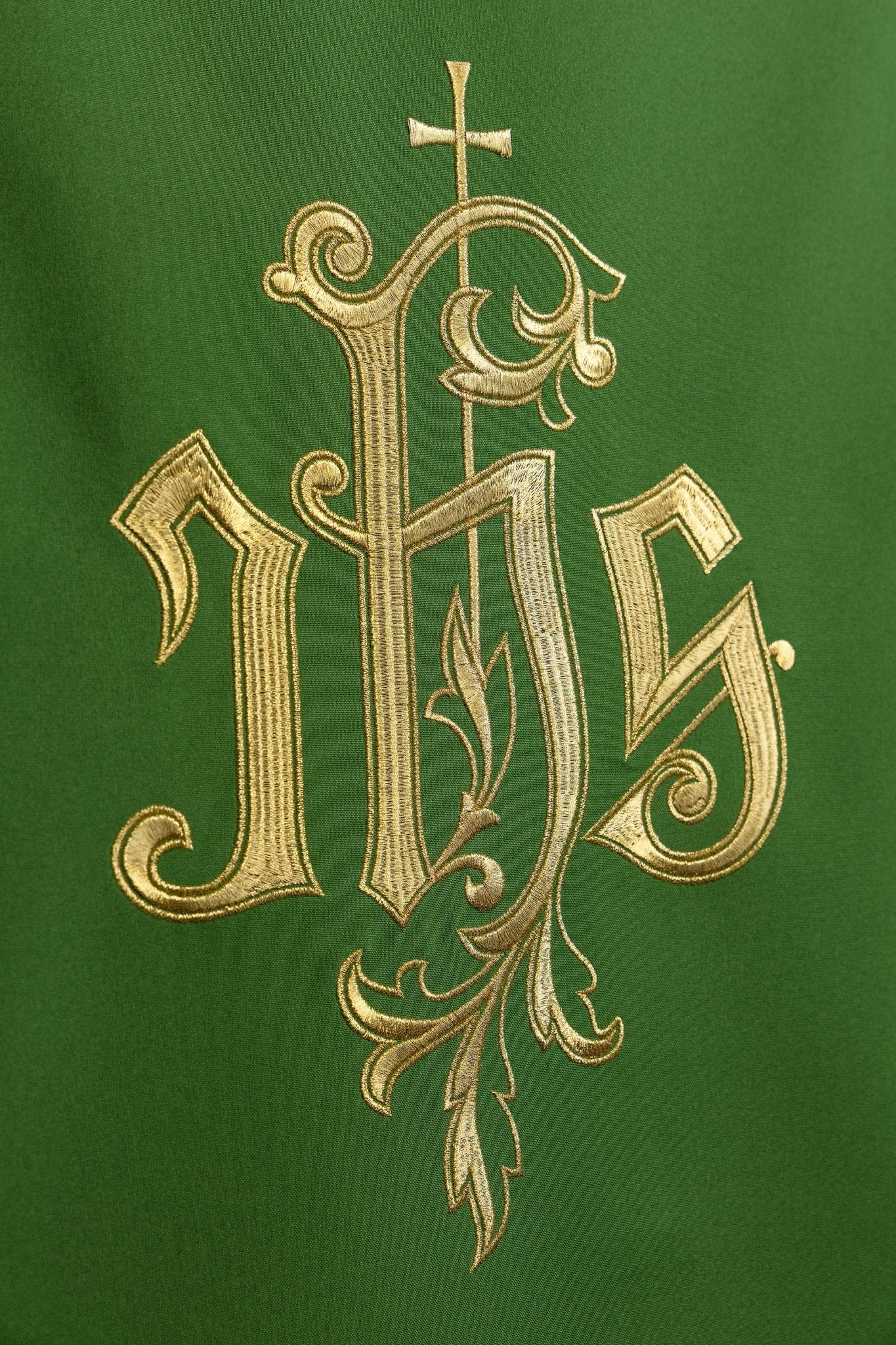 Green lectern cover embroidered with IHS symbol KMO/013/01/01 ZIELONY 55*250 - CHASUBLES.COM