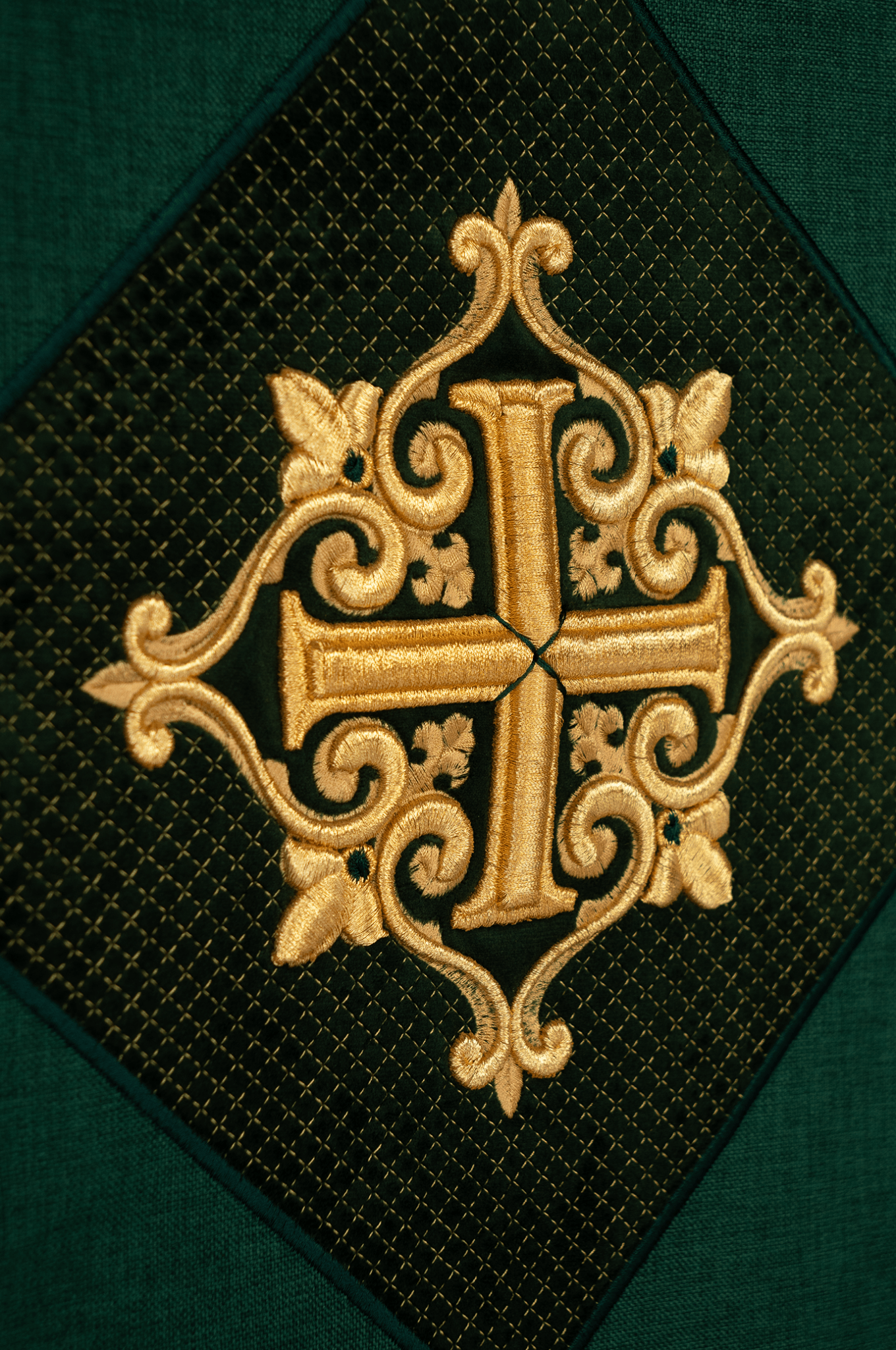 Green lectern cover made of velvet texture with gold cross embroidery LE/8029/01 ZIELONY 55*250 - HAFTINAUSA.COM