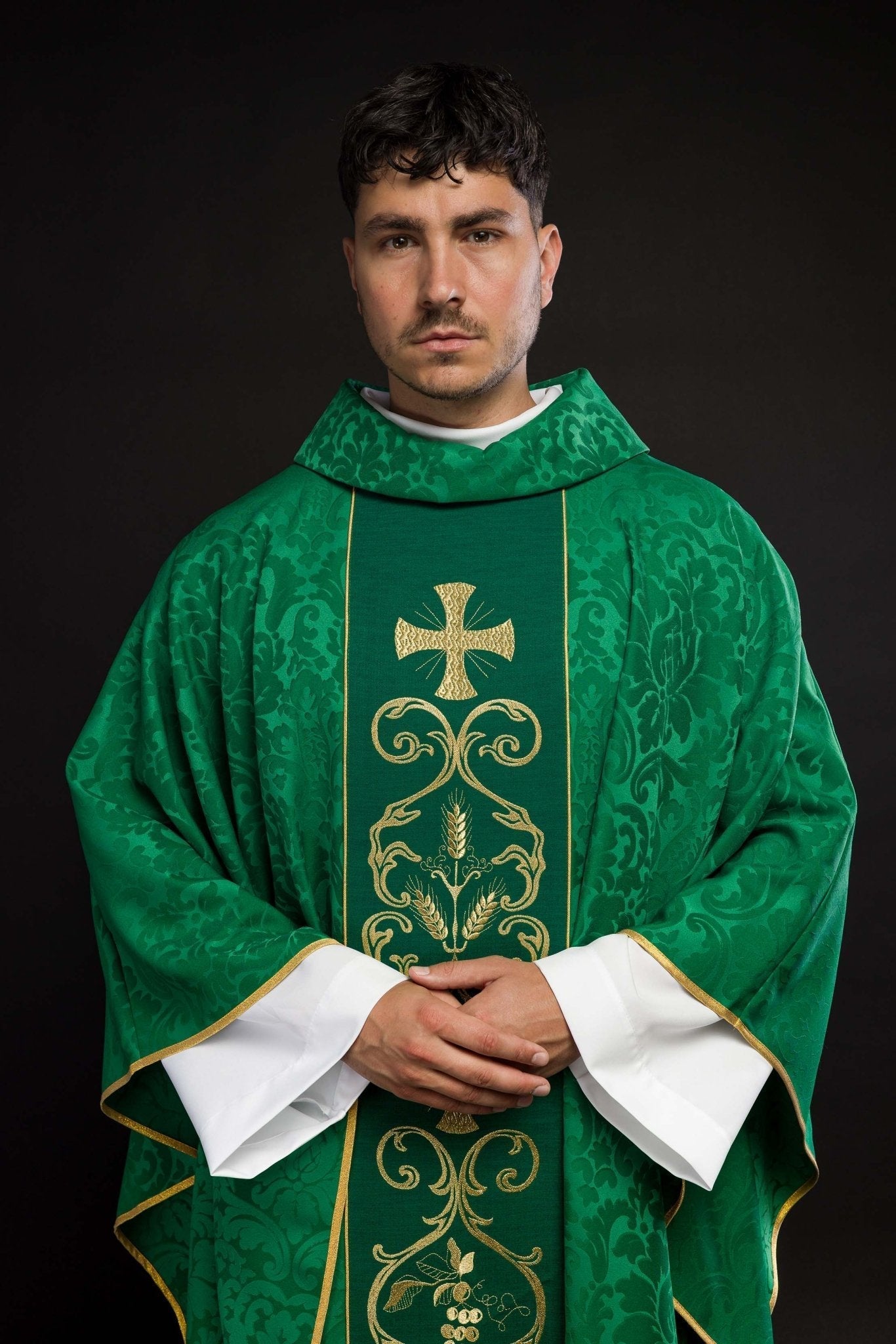 Green liturgical chasuble decorated with an embroidered belt KOR/148/01/81 - HAFTINAUSA.COM