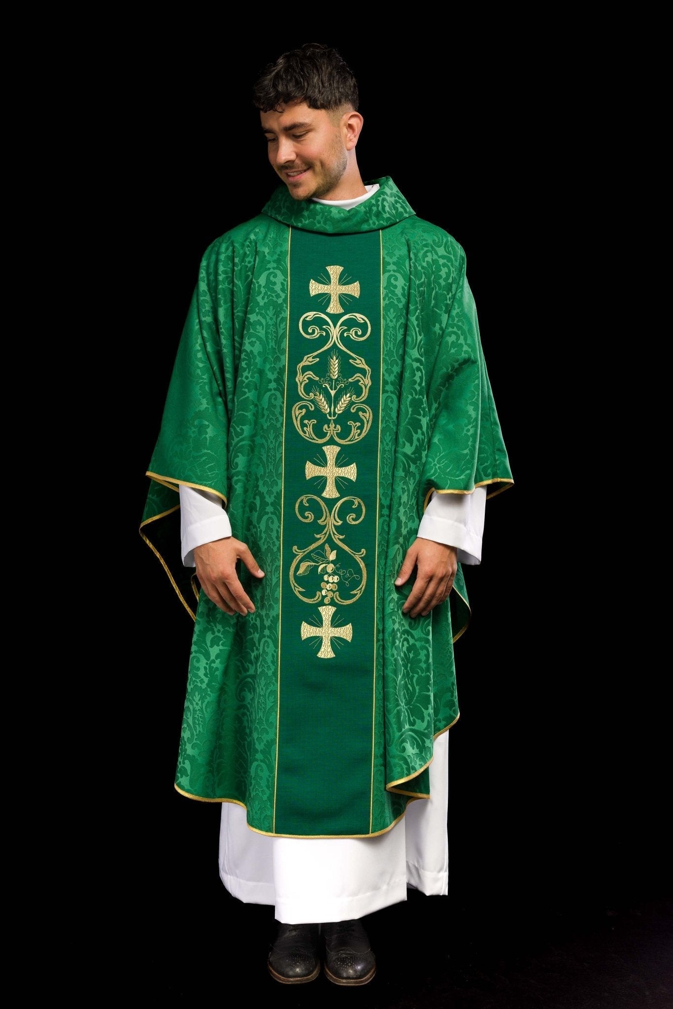 Green liturgical chasuble decorated with an embroidered belt KOR/148/01/81 - HAFTINAUSA.COM