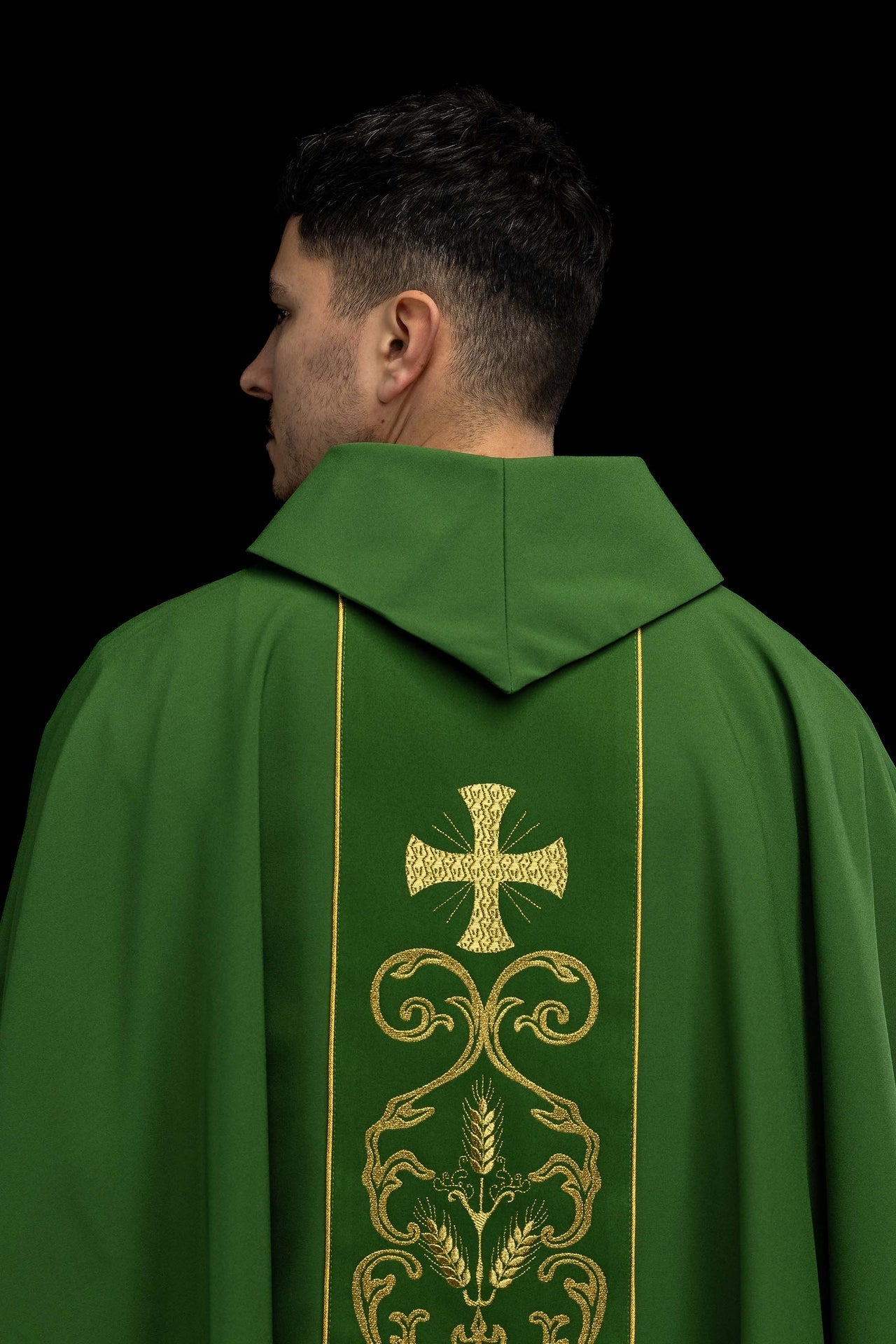 Green liturgical chasuble decorated with an embroidered central panel KOR/148/01/01 ZIELONY - CHASUBLES.COM