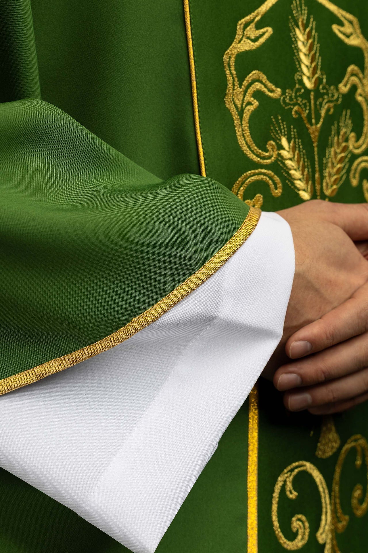 Green liturgical chasuble decorated with an embroidered central panel KOR/148/01/01 ZIELONY - CHASUBLES.COM
