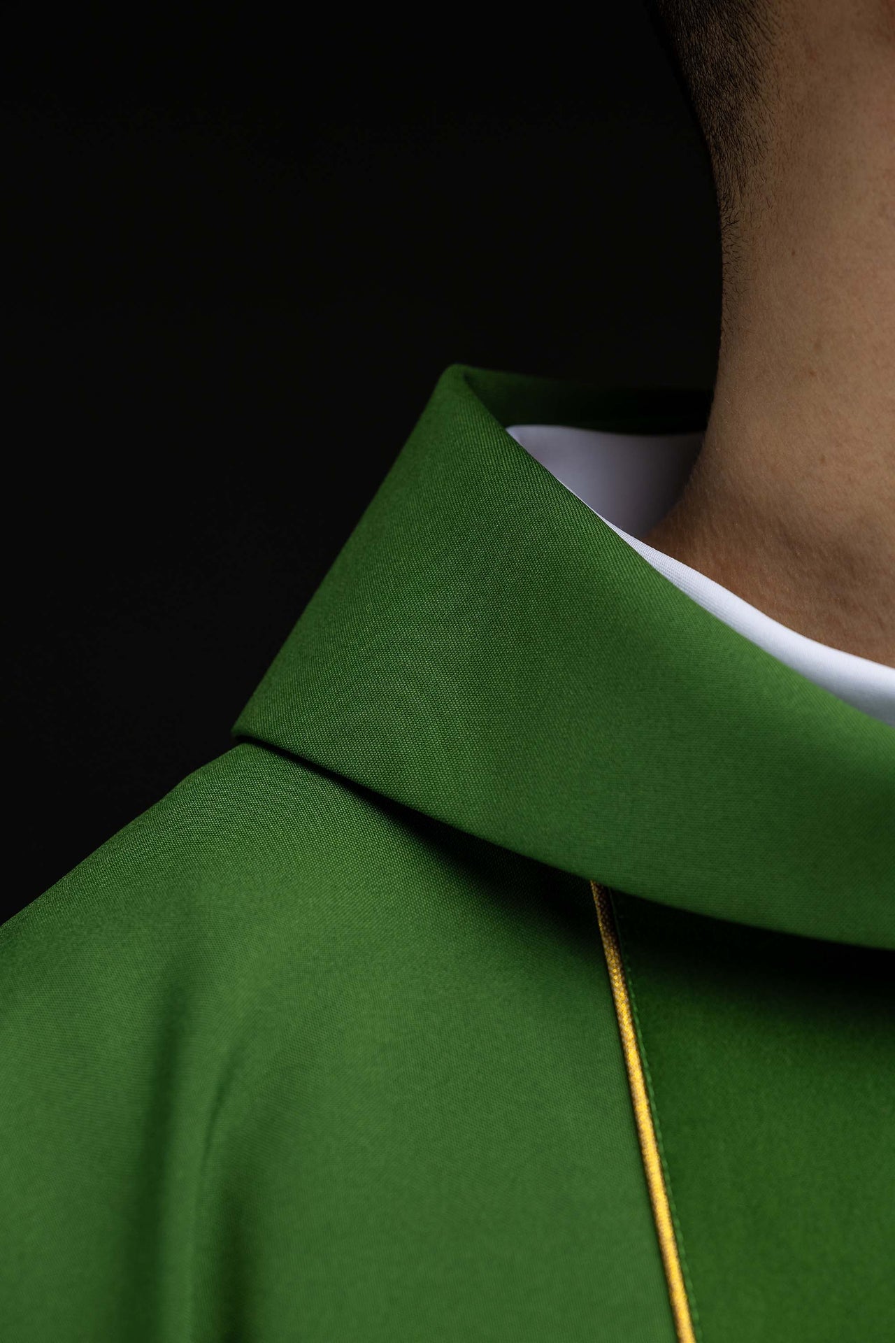 Green liturgical chasuble decorated with an embroidered central panel KOR/148/01/01 ZIELONY - CHASUBLES.COM
