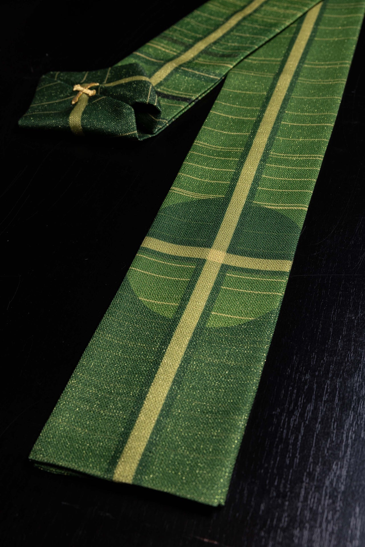Green printed chasuble with cross motif KOD/7010/01/40 - CHASUBLES.COM