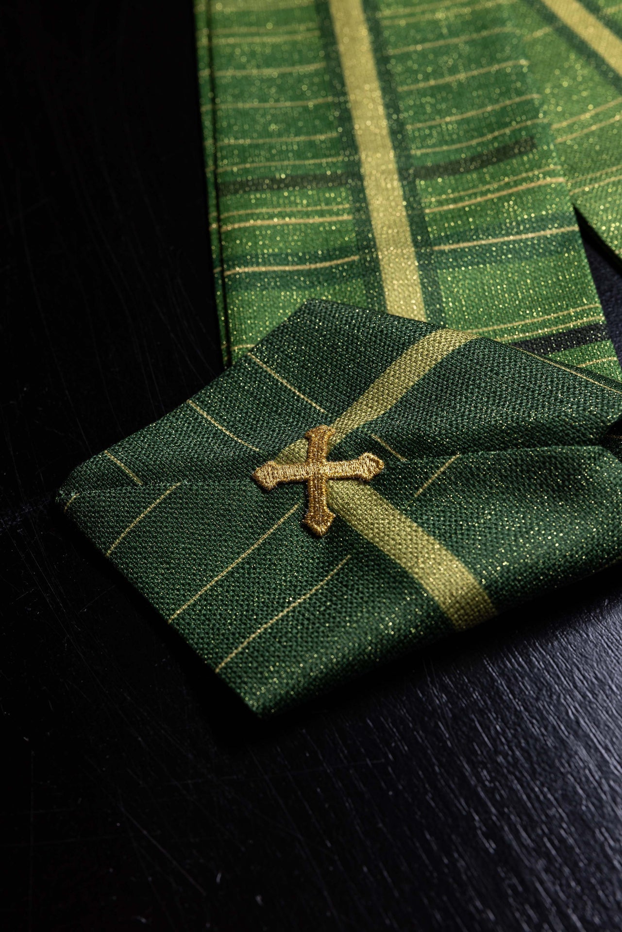 Green printed chasuble with cross motif KOD/7010/01/40 - CHASUBLES.COM