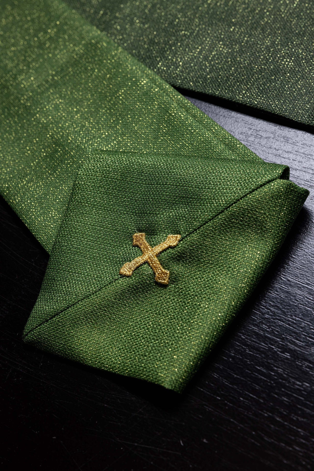 Green printed Pax chasuble with rich gold ornamentation KOD/7009/01/40 - CHASUBLES.COM