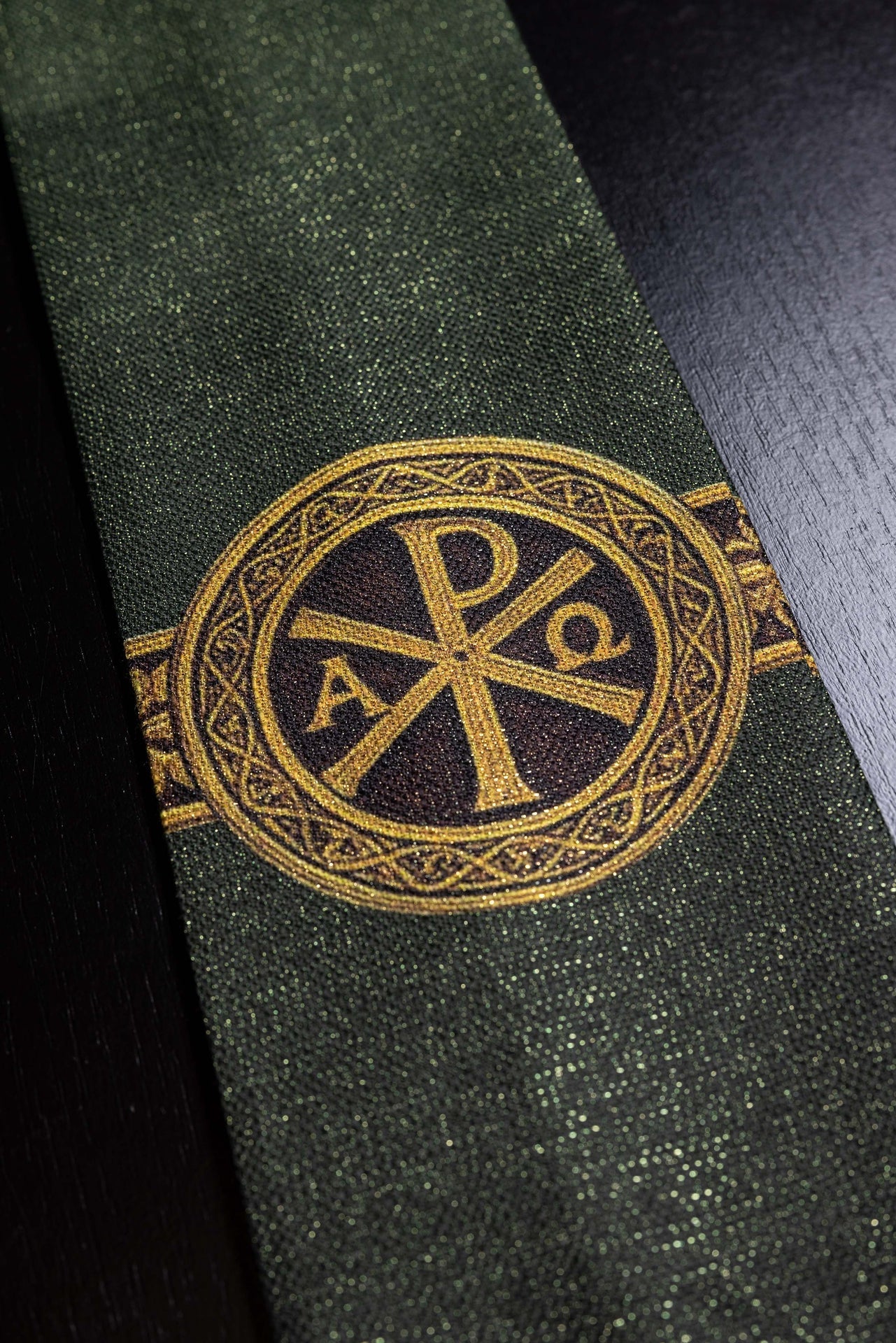 Green printed Pax chasuble with rich gold ornamentation KOD/7009/01/40 - CHASUBLES.COM