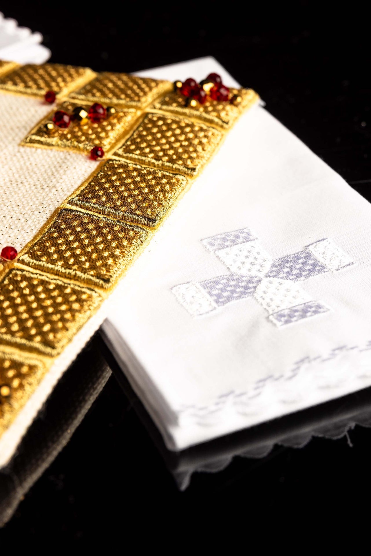 Handcrafted Chalice Linen Set with Natural Stones Handmade 5011 HM/5011 - CHASUBLES.COM