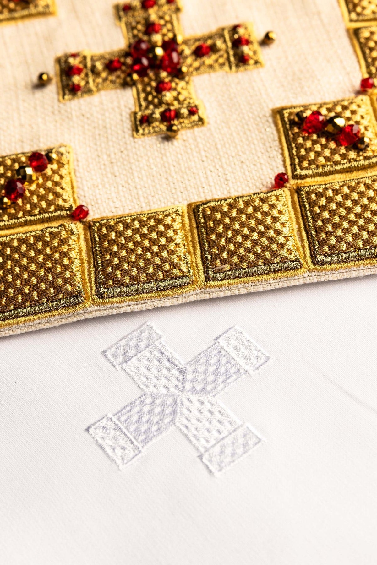 Handcrafted Chalice Linen Set with Natural Stones Handmade 5011 HM/5011 - CHASUBLES.COM