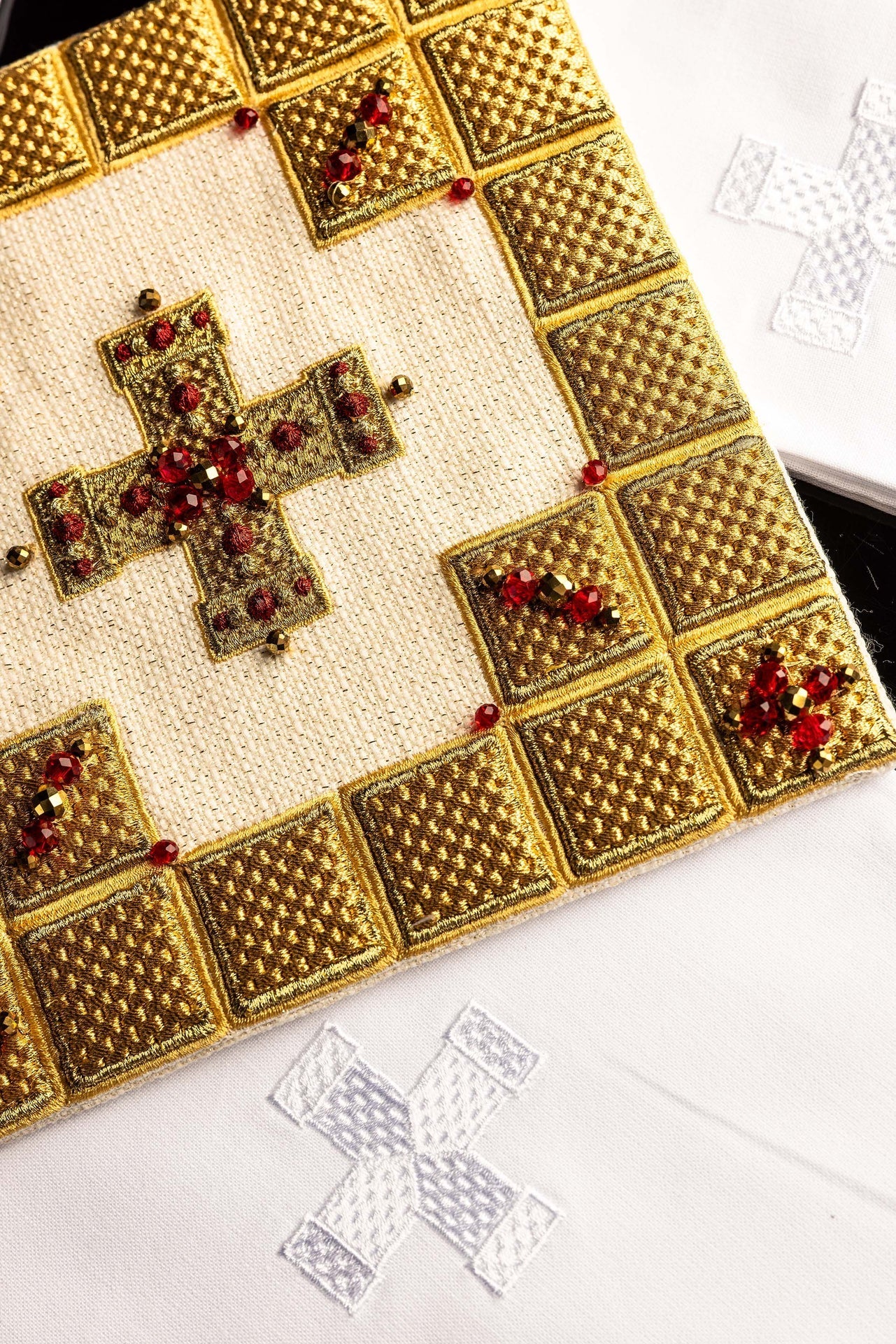 Handcrafted Chalice Linen Set with Natural Stones Handmade 5011 HM/5011 - CHASUBLES.COM