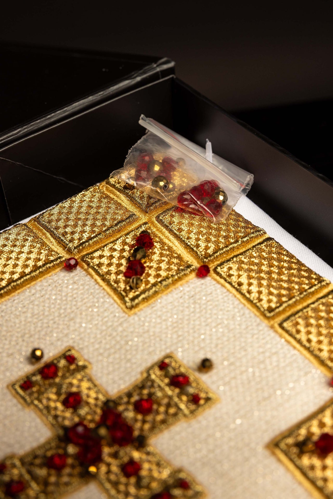 Handcrafted Chalice Linen Set with Natural Stones Handmade 5011 HM/5011 - CHASUBLES.COM