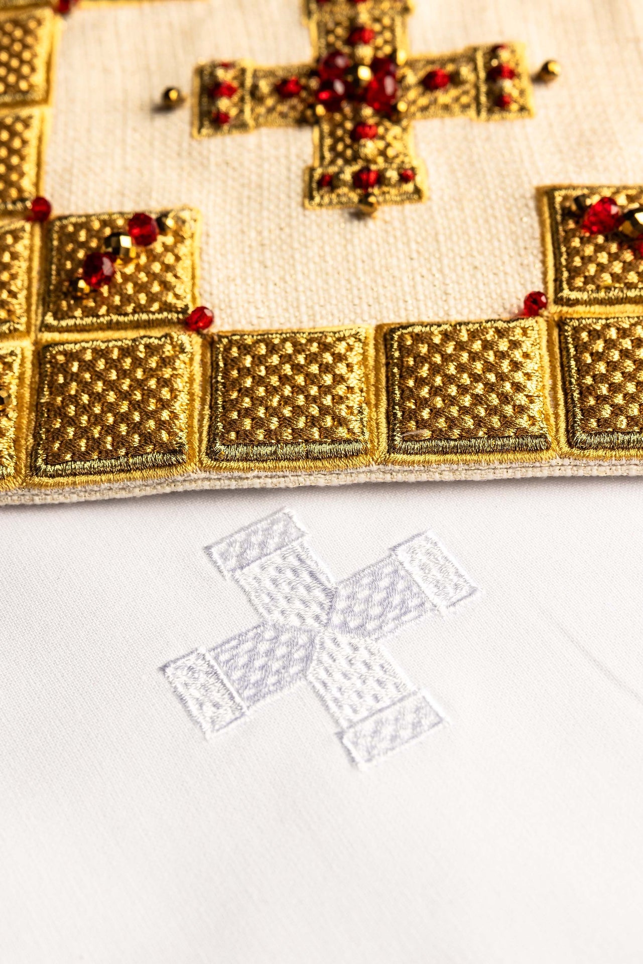 Handcrafted Chalice Linen Set with Natural Stones Handmade 5011 HM/5011 - CHASUBLES.COM