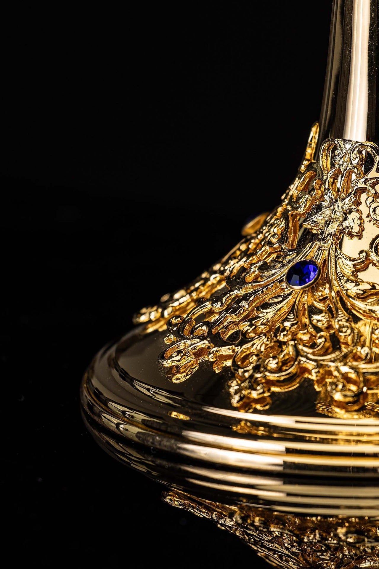 Handcrafted Gold-Plated Ciborium Adorned with Sapphires KNR/0319 30CM - CHASUBLES.COM