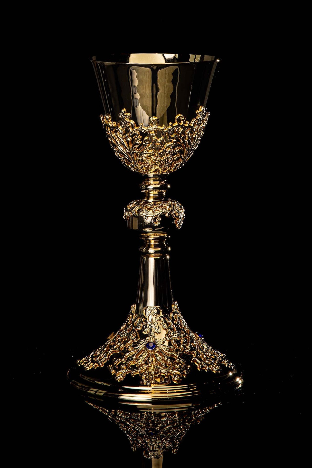 Handcrafted Gold-Plated Mass Chalice Adorned with Sapphires KNR/0219 22CM - CHASUBLES.COM