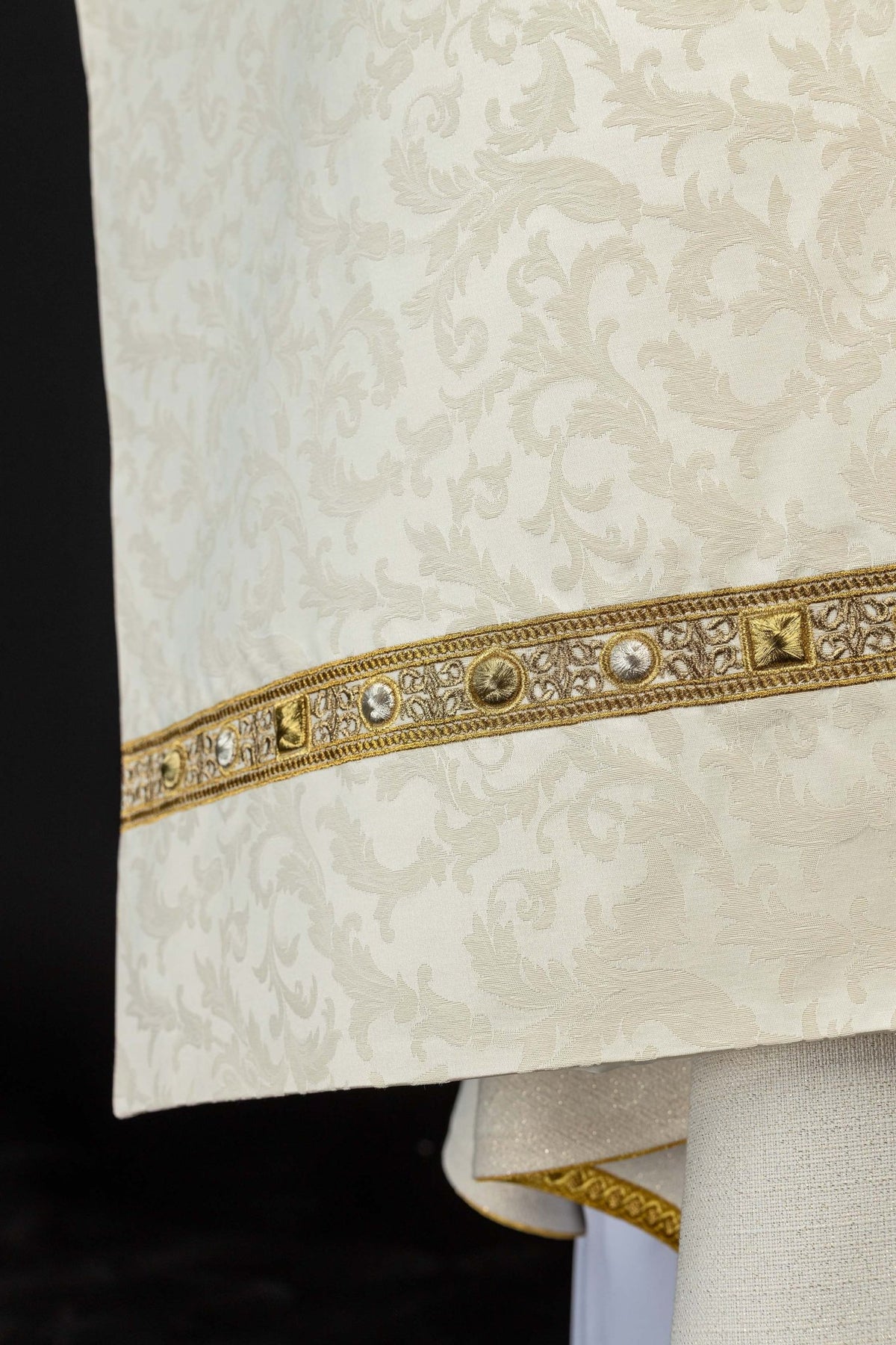 Humeral Veil with Embroidered Paschal Lamb on Jacquard Fabric S-4072-05-88 50*270 - CHASUBLES.COM