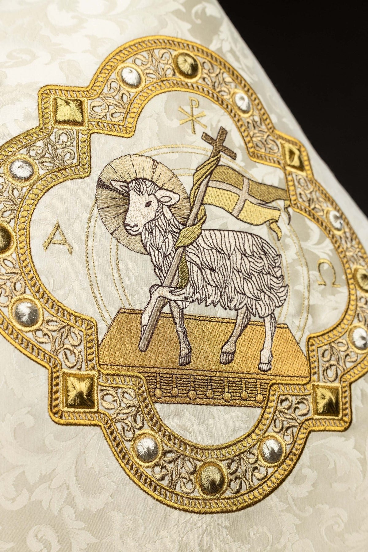 Humeral Veil with Embroidered Paschal Lamb on Jacquard Fabric S-4072-05-88 50*270 - CHASUBLES.COM