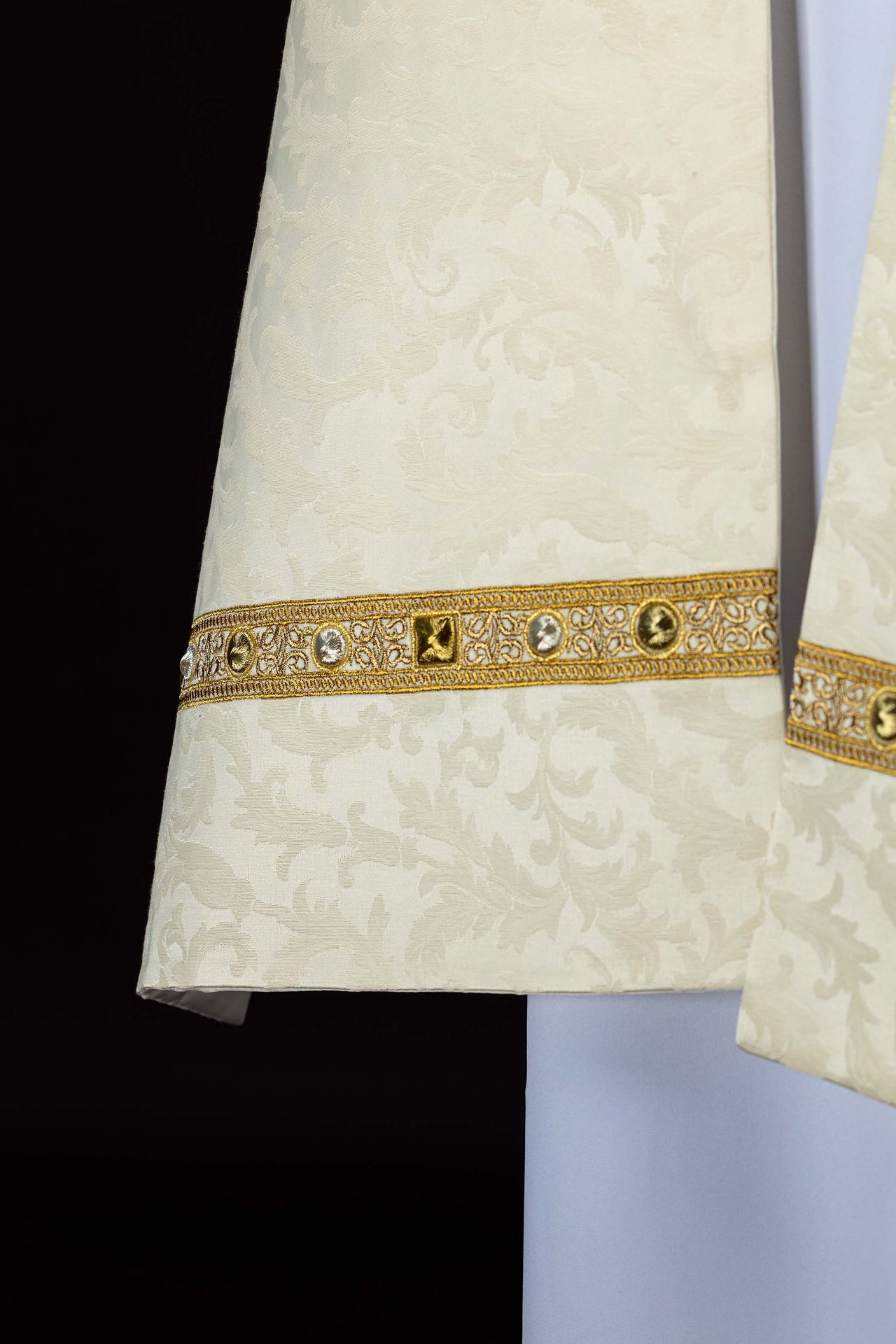 Humeral veil with Paschal Lamb embroidery on jacquard fabric S-4072-05-88 50*270 - CHASUBLES.COM