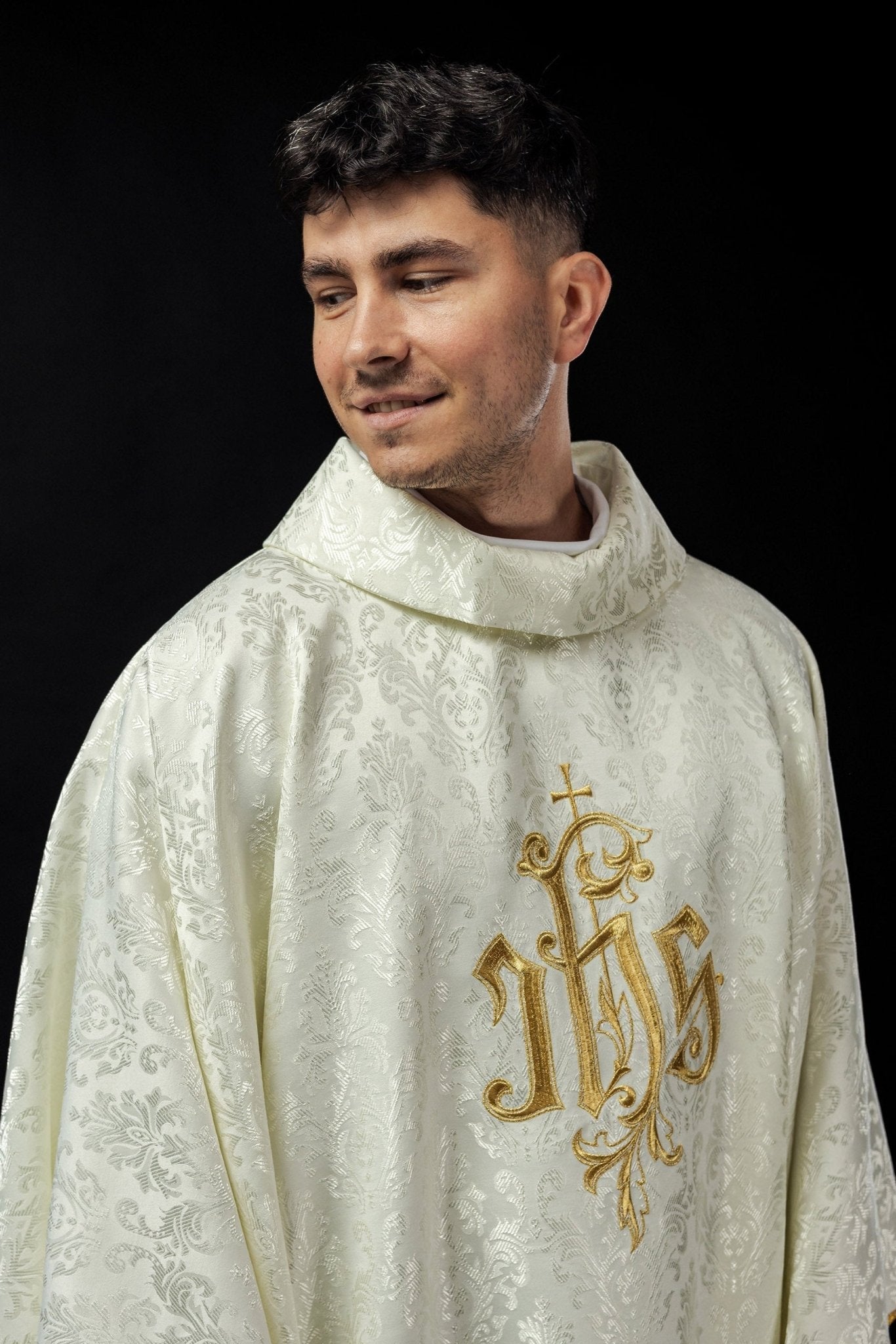 Ivory chasuble made of ornamental texture with classic IHS LE/7032/05 - HAFTINAUSA.COM