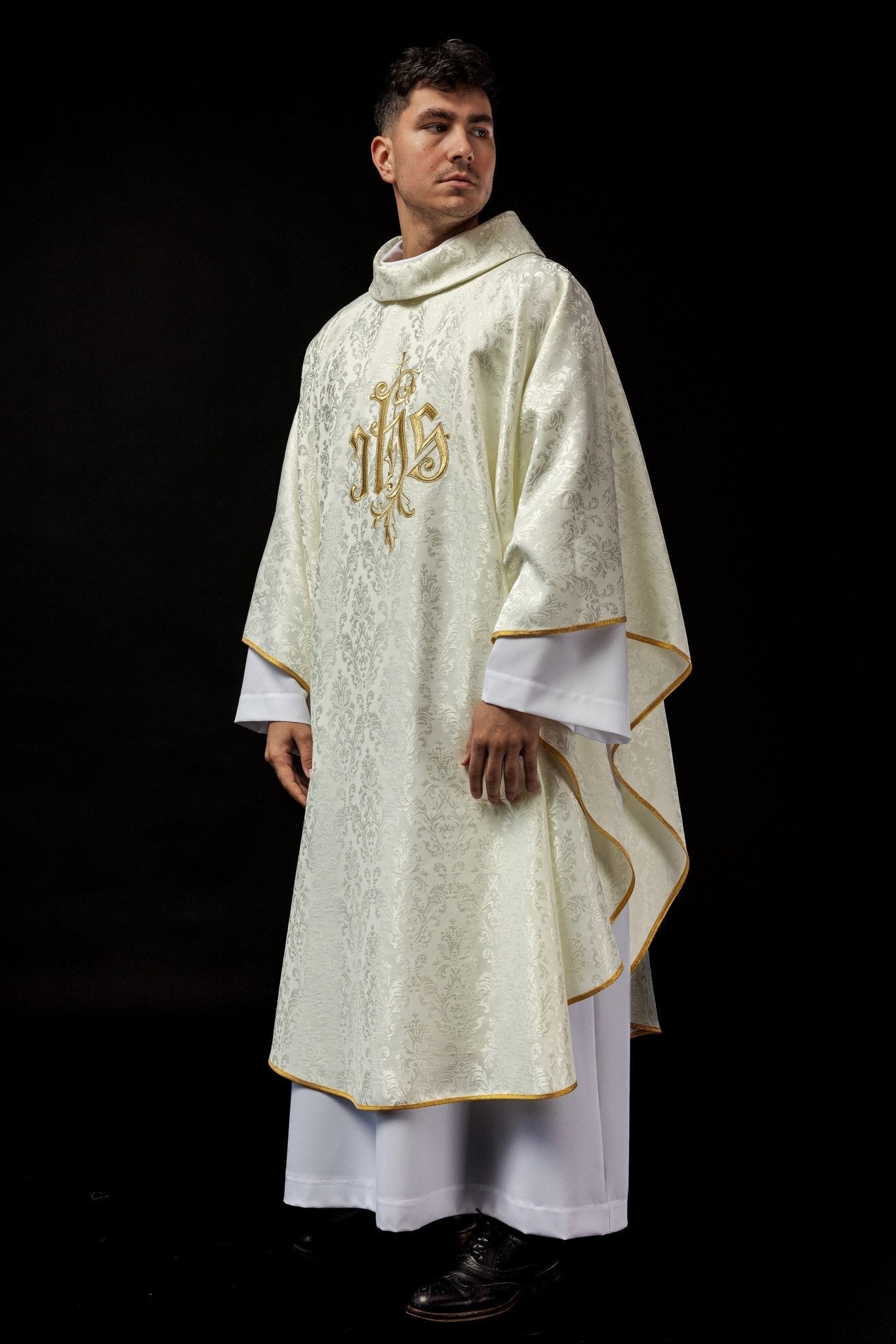 Ivory chasuble made of ornamental texture with classic IHS LE/7032/05 - HAFTINAUSA.COM