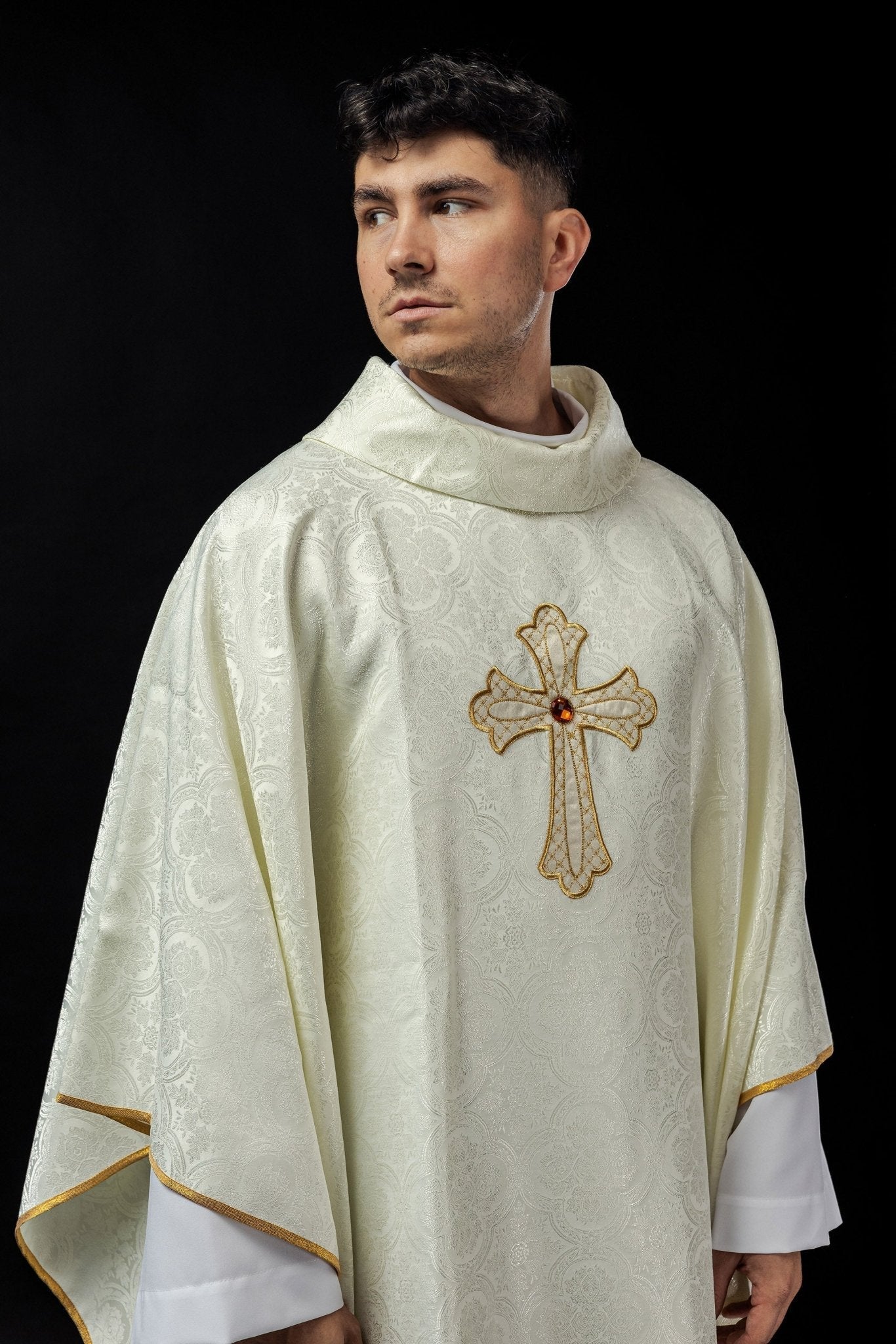 Ivory chasuble with gold cross KOR/227/05/11 - HAFTINAUSA.COM
