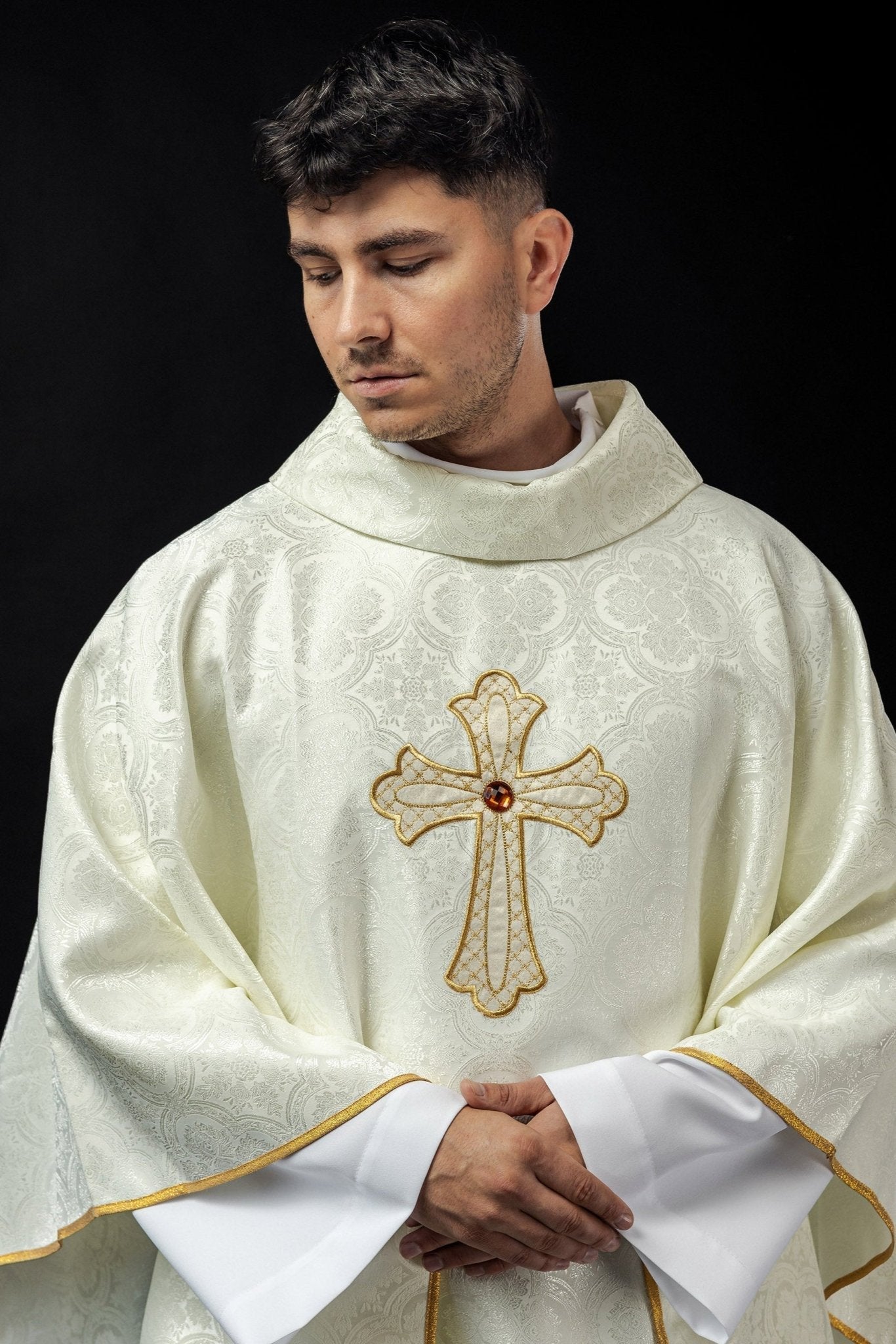 Ivory chasuble with gold cross KOR/227/05/11 - HAFTINAUSA.COM