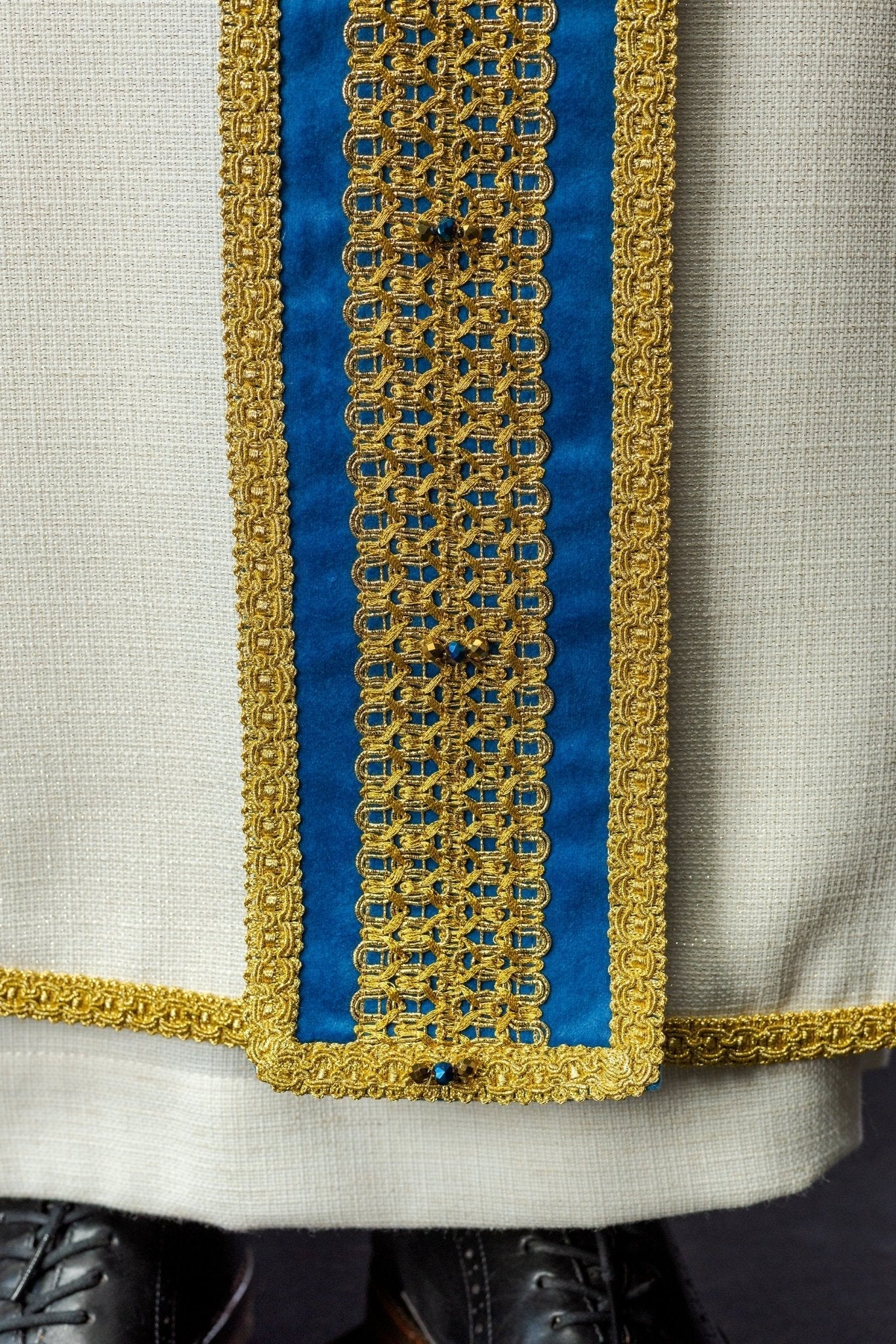 Ivory chasuble with light blue details Handmade 7001 HM/7001/05/71/PA06 - HAFTINAUSA.COM