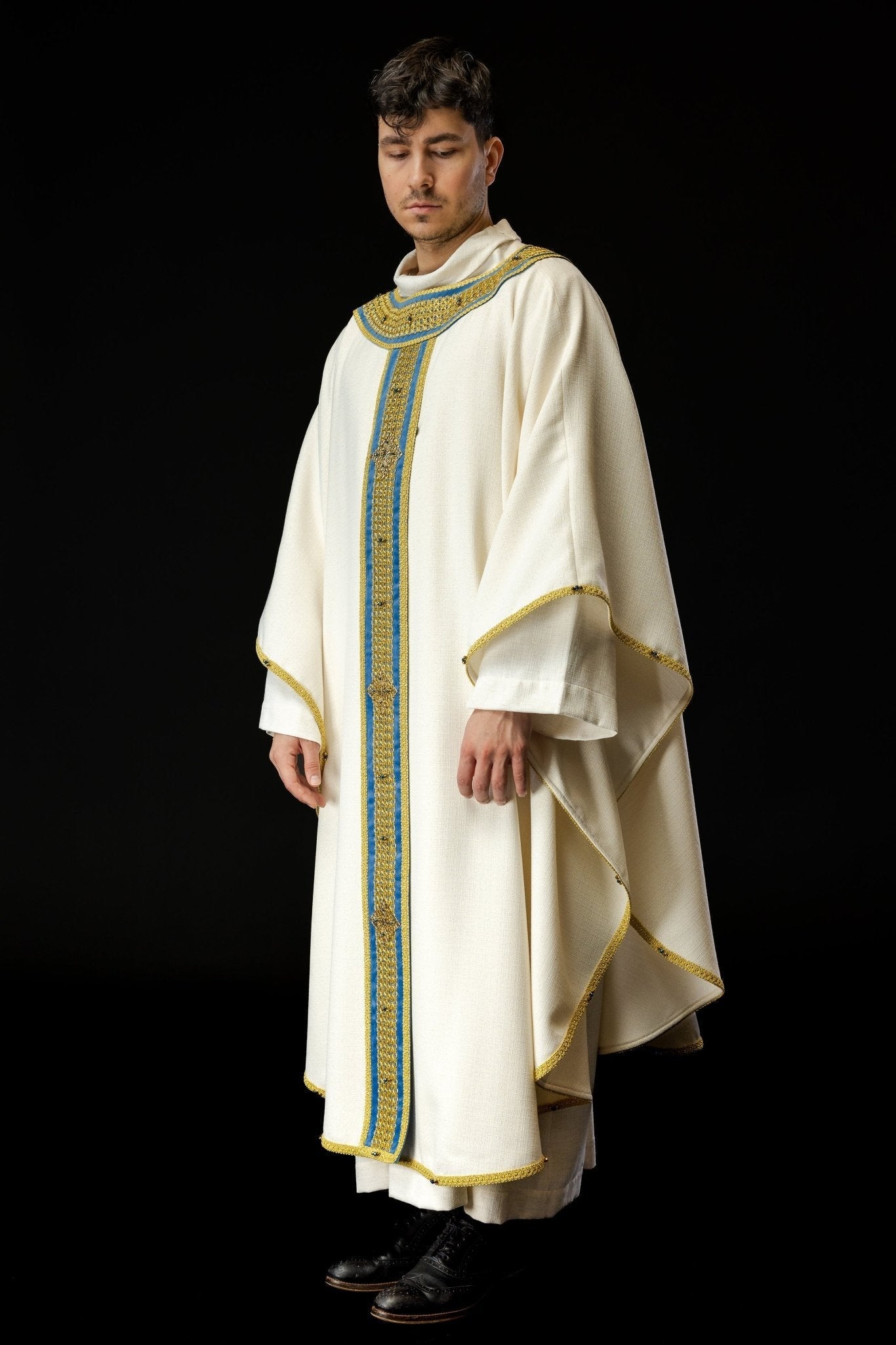 Ivory chasuble with light blue details Handmade 7001 HM/7001/05/71/PA06 - HAFTINAUSA.COM