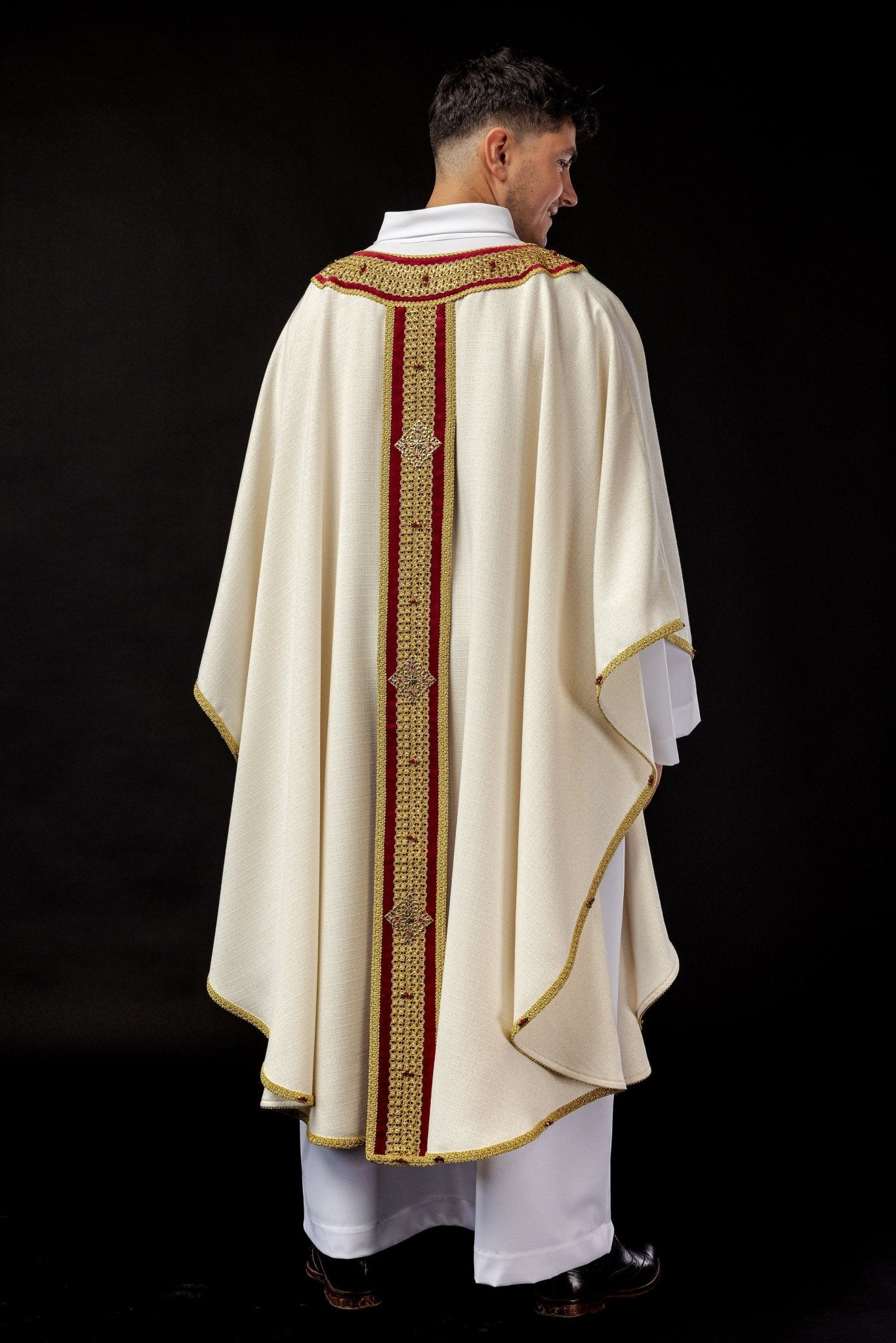 Ivory chasuble with red narrow orphrey Handmade 7001 HM/7001/05/71/PA02 - HAFTINAUSA.COM