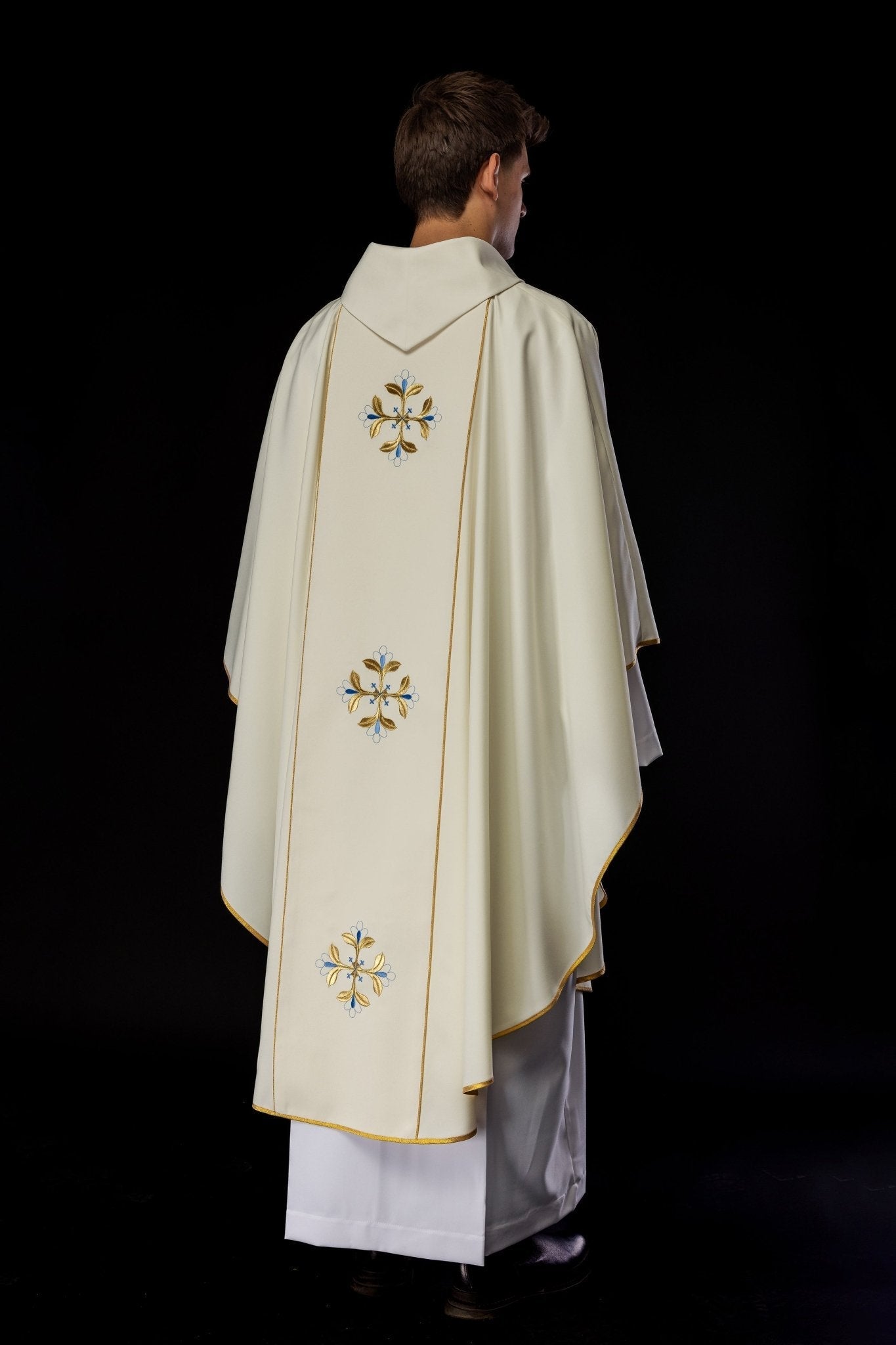 Ivory chasuble with the image of Our Lady Immaculate KOW2/001/05/01 - HAFTINAUSA.COM